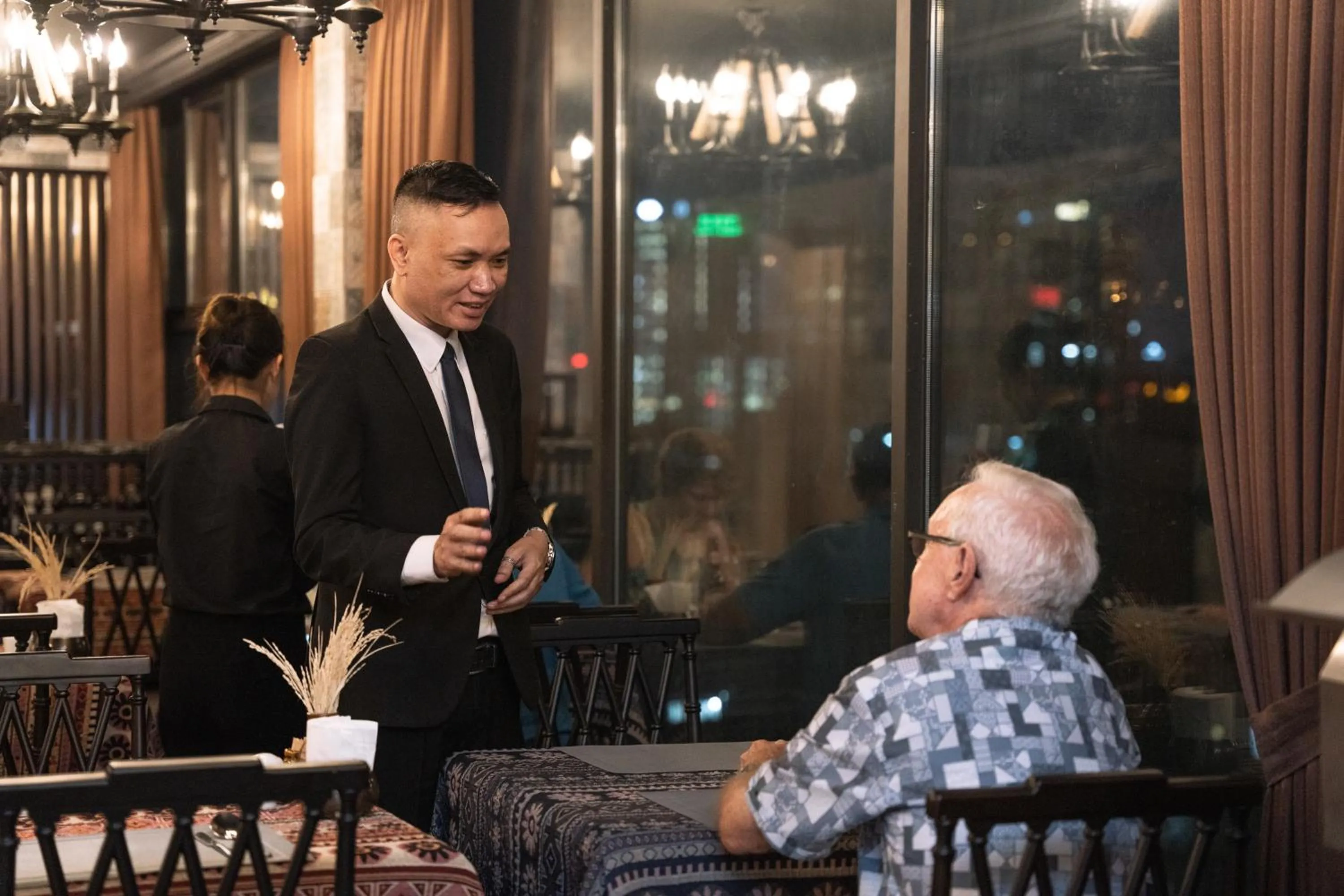 Restaurant/places to eat in LeaH Silk Hotel