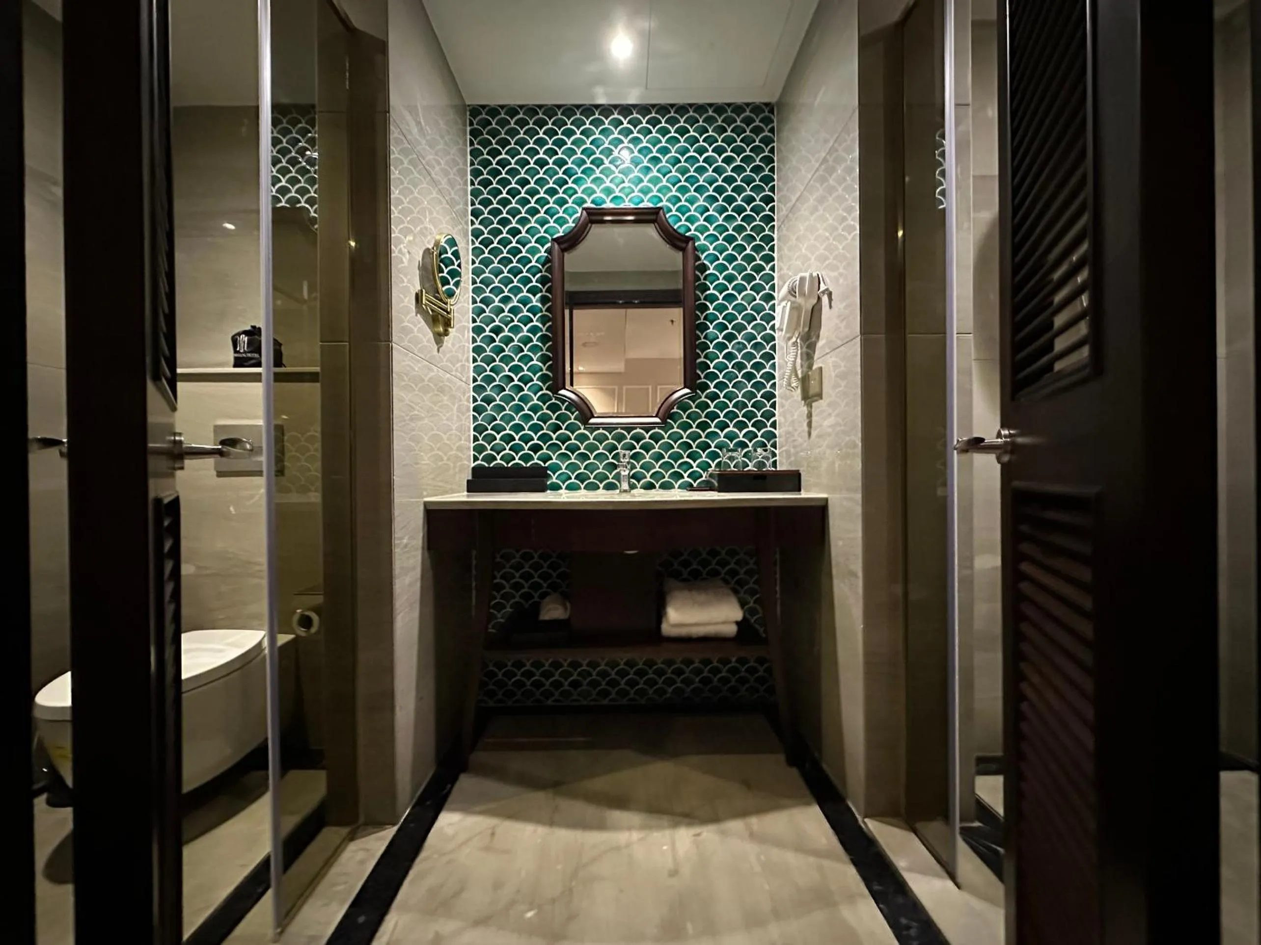 Shower in LeaH Silk Hotel