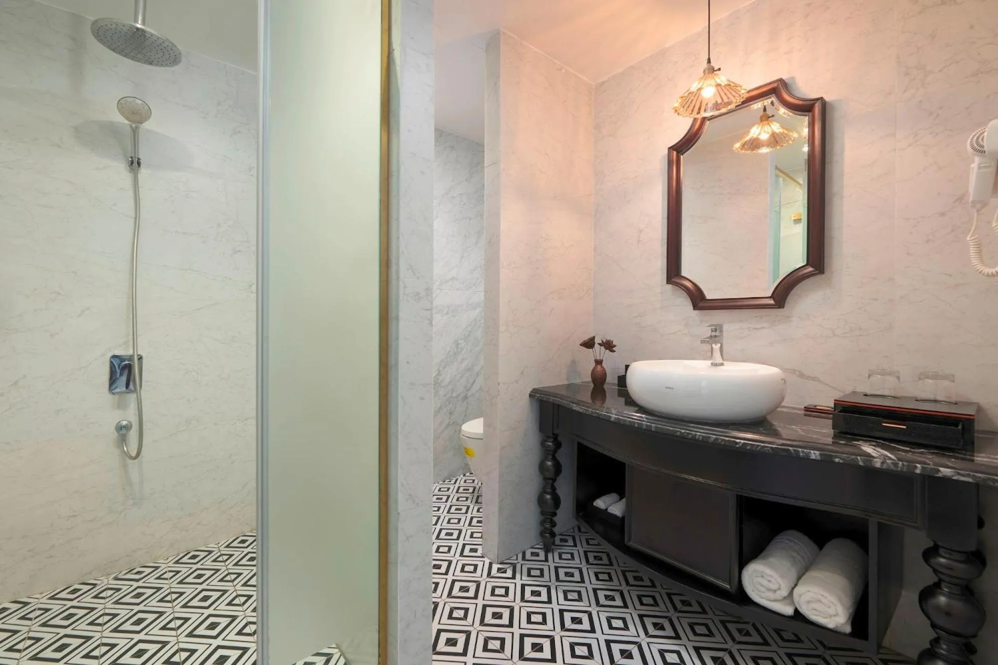 Bathroom in LeaH Silk Hotel