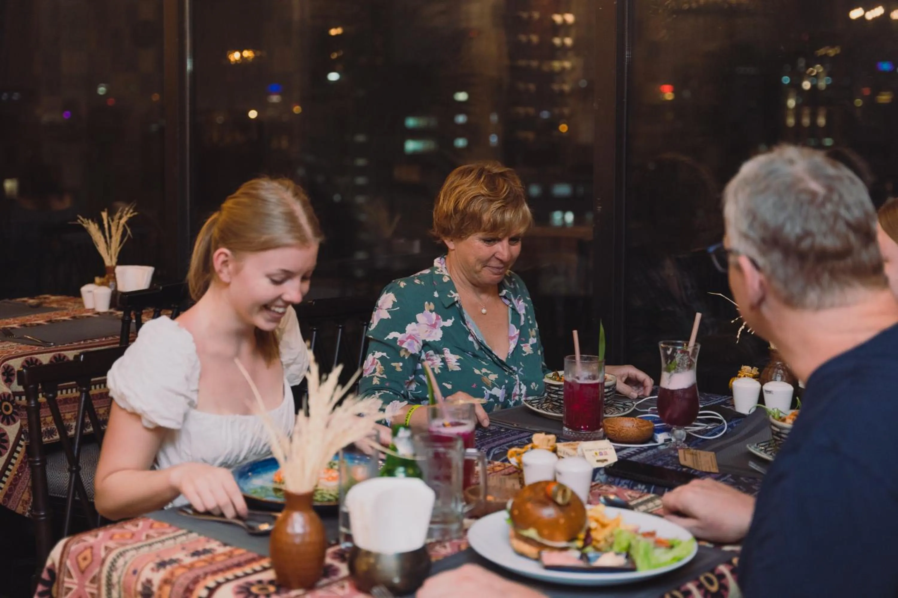 Restaurant/places to eat in LeaH Silk Hotel