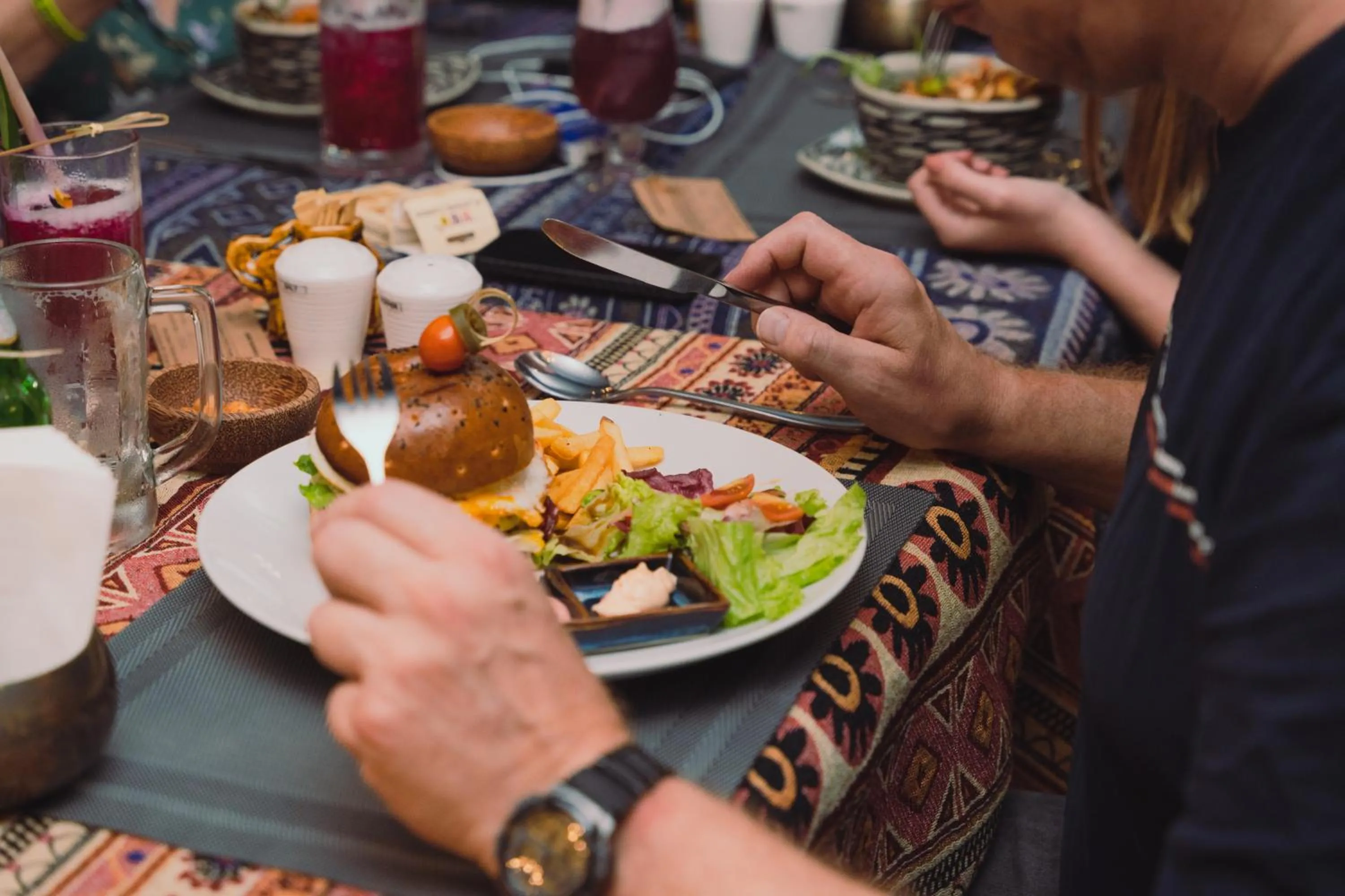 Restaurant/places to eat in LeaH Silk Hotel