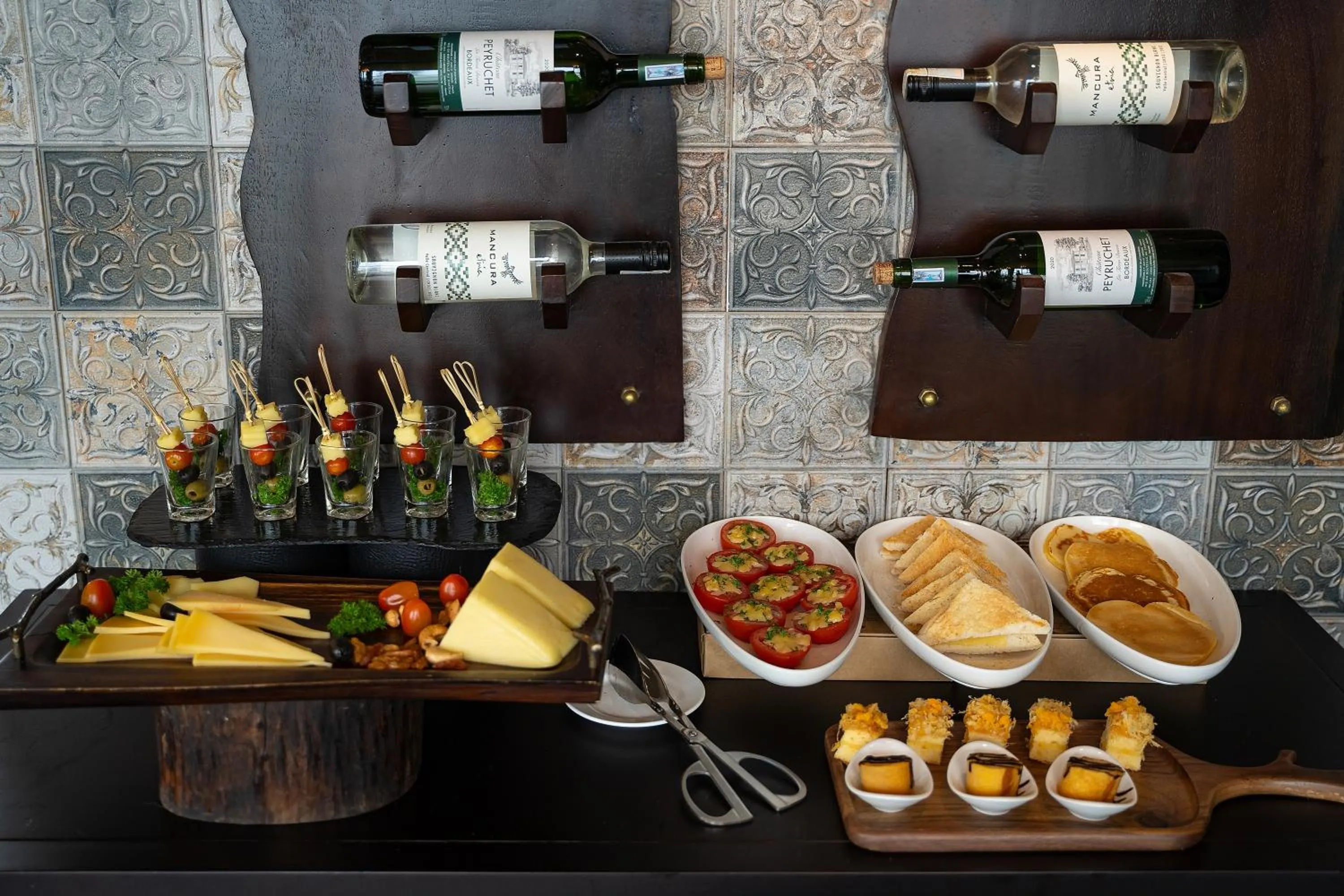 Restaurant/places to eat in LeaH Silk Hotel