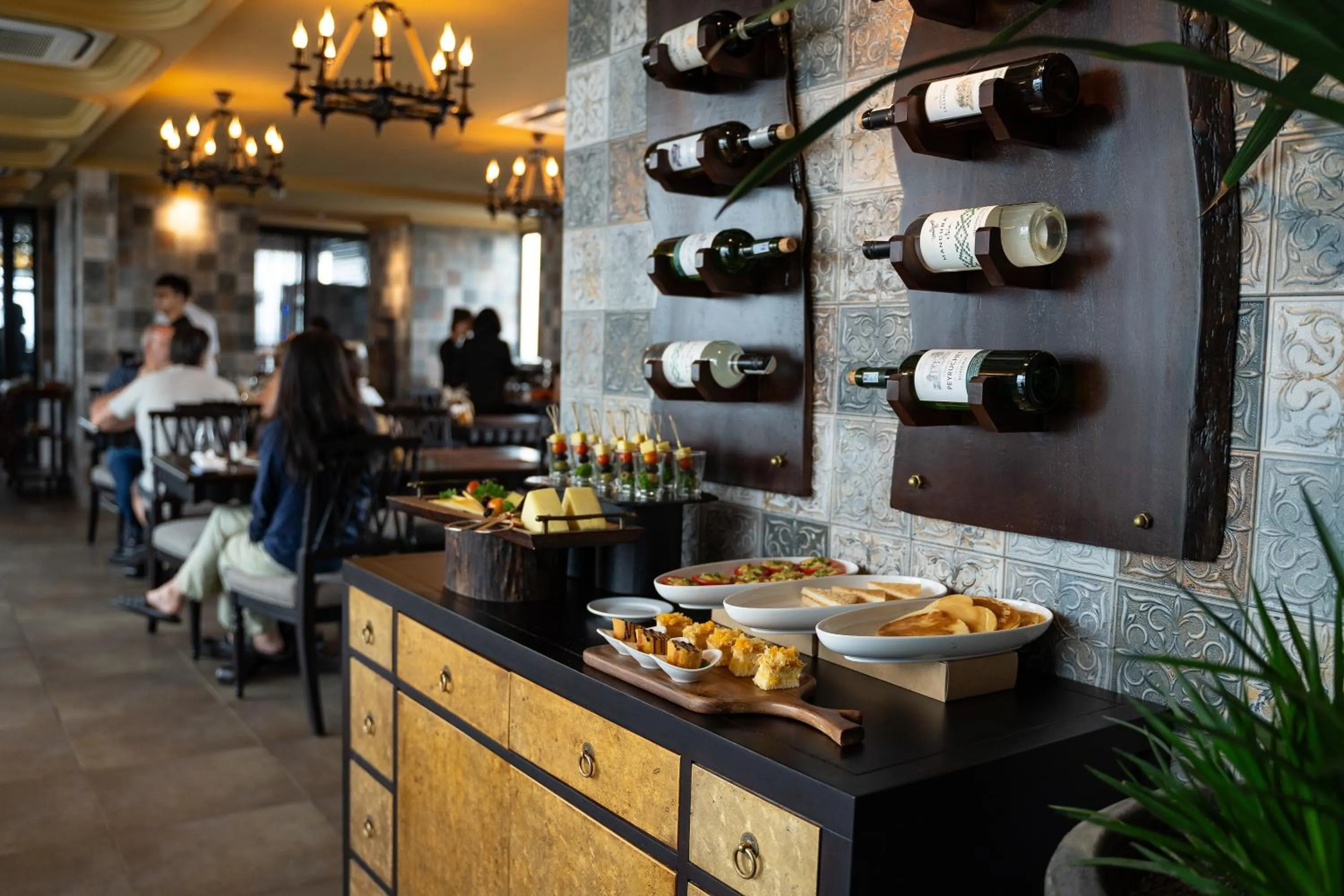 Restaurant/places to eat in LeaH Silk Hotel