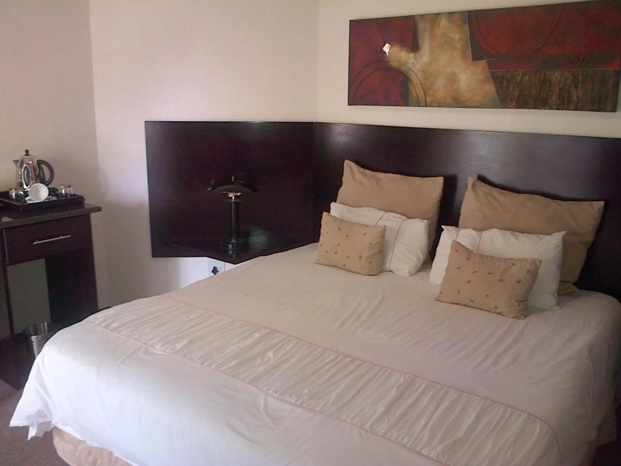 Bed in The Waterfront Country Lodge