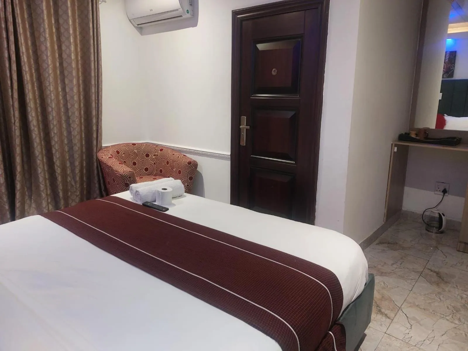 Seating area, Bed in Gold Crown International Hotel Johannesburg