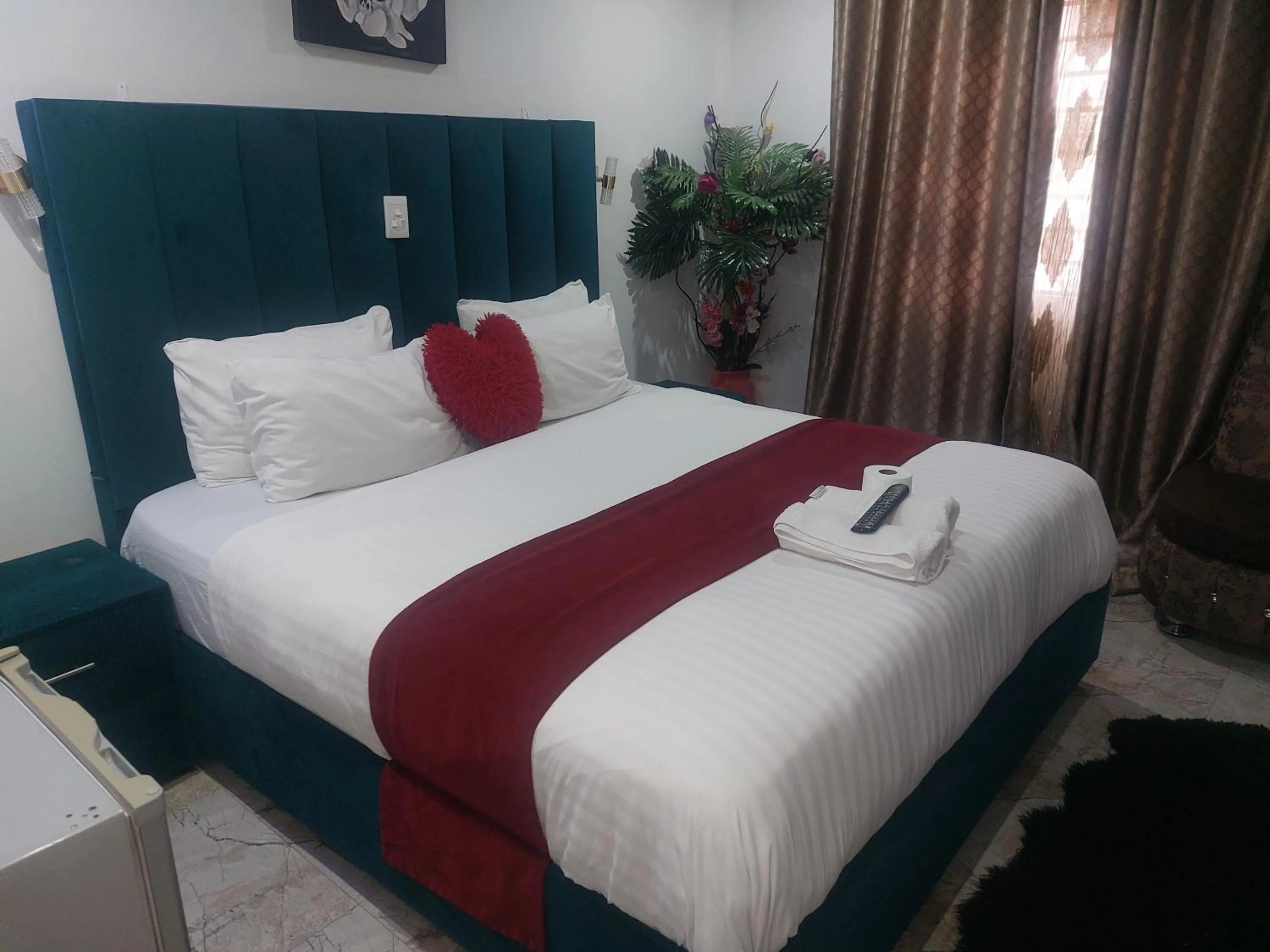 Bed in Gold Crown International Hotel Johannesburg