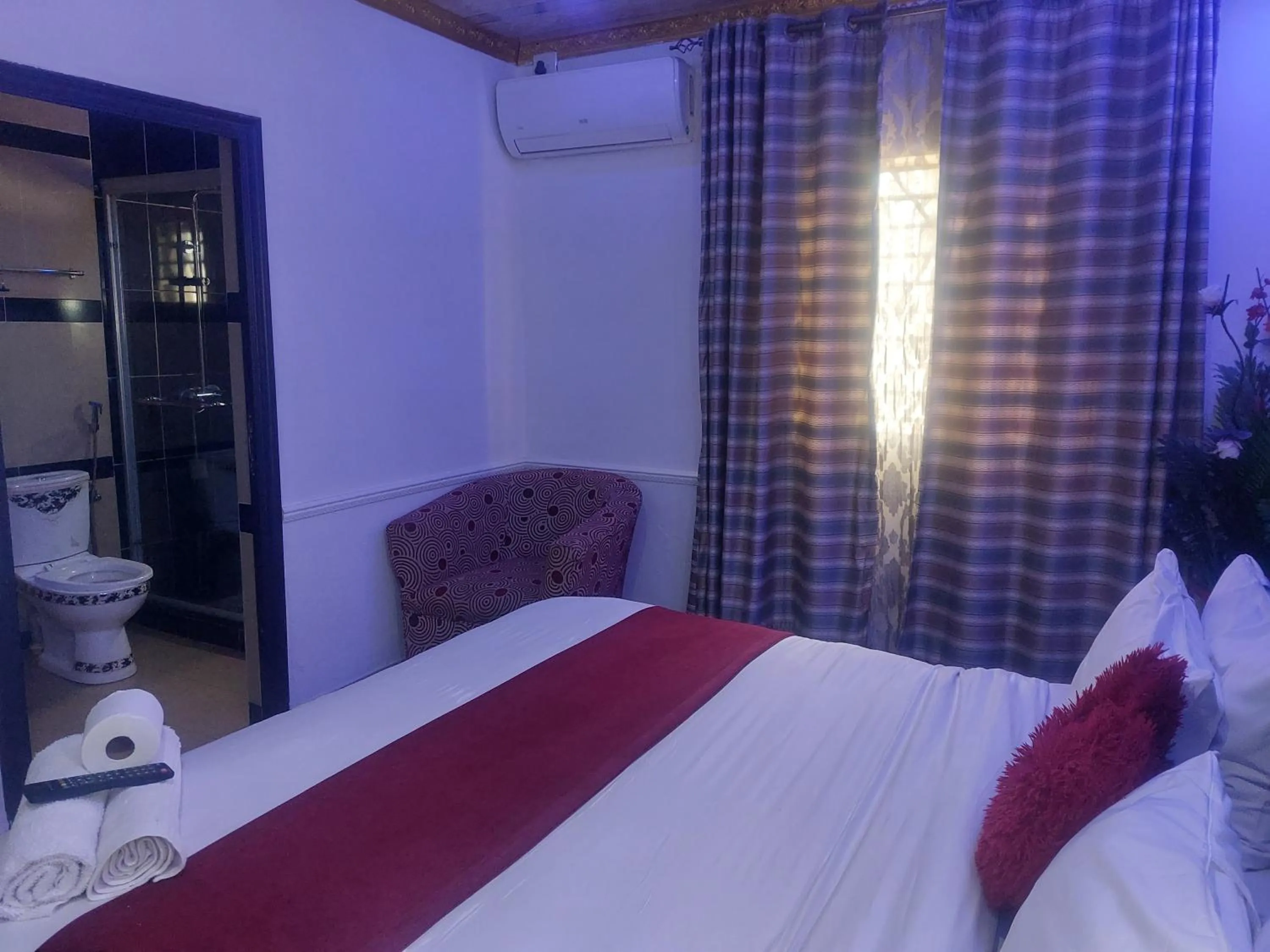 Toilet, Bed in Gold Crown International Hotel Johannesburg