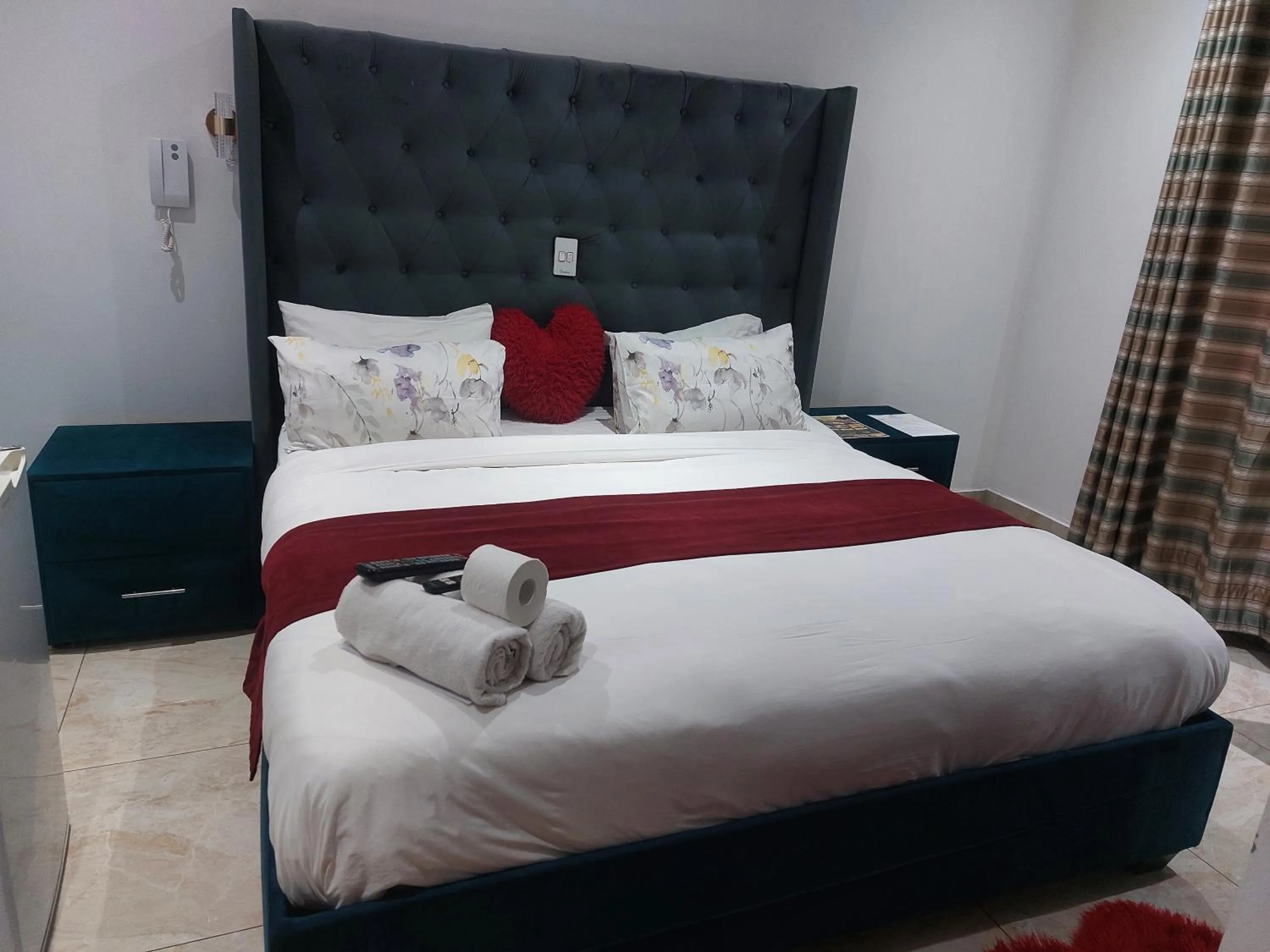 Bed in Gold Crown International Hotel Johannesburg