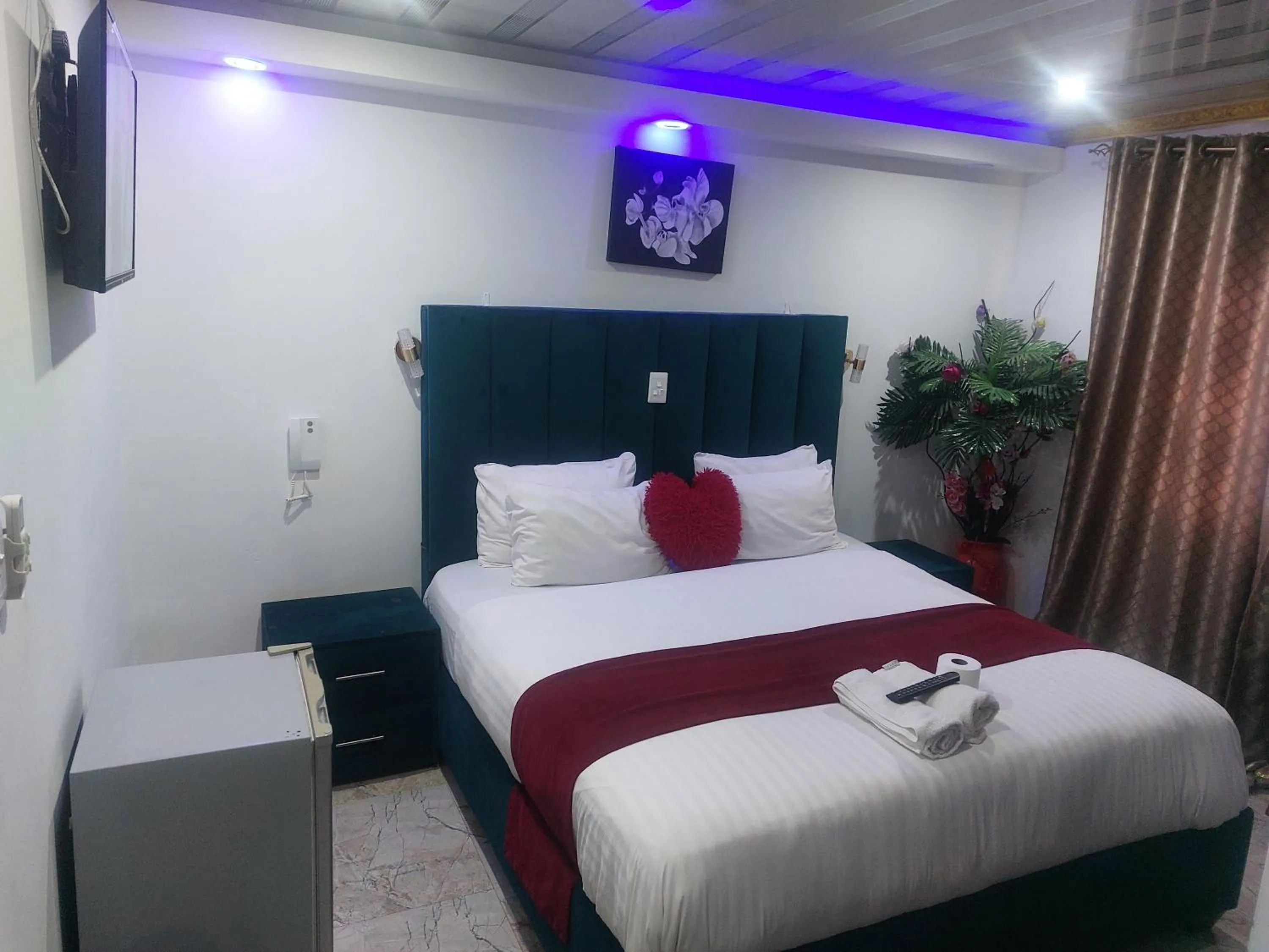 Photo of the whole room, Bed in Gold Crown International Hotel Johannesburg