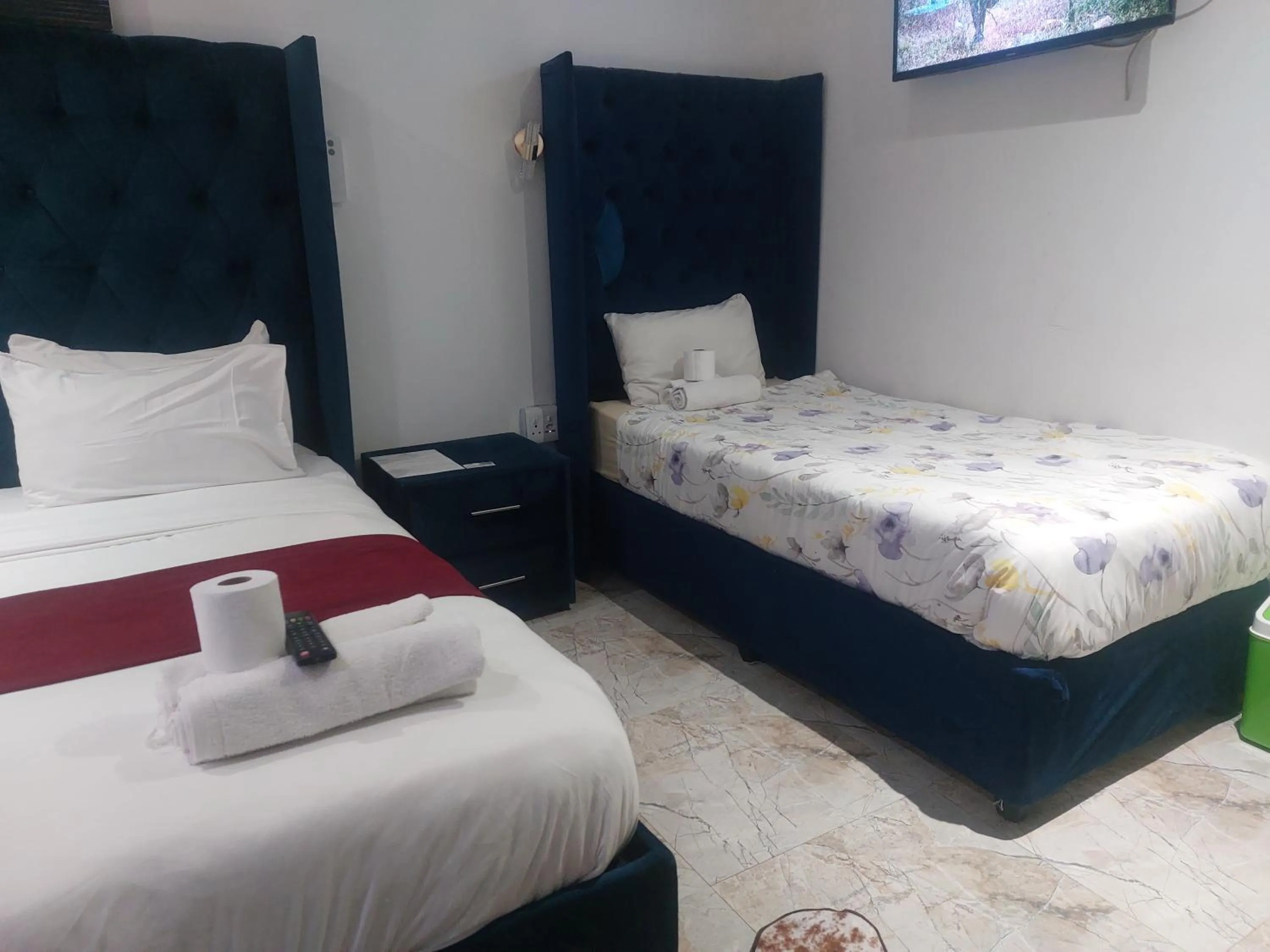 TV and multimedia, Bed in Gold Crown International Hotel Johannesburg