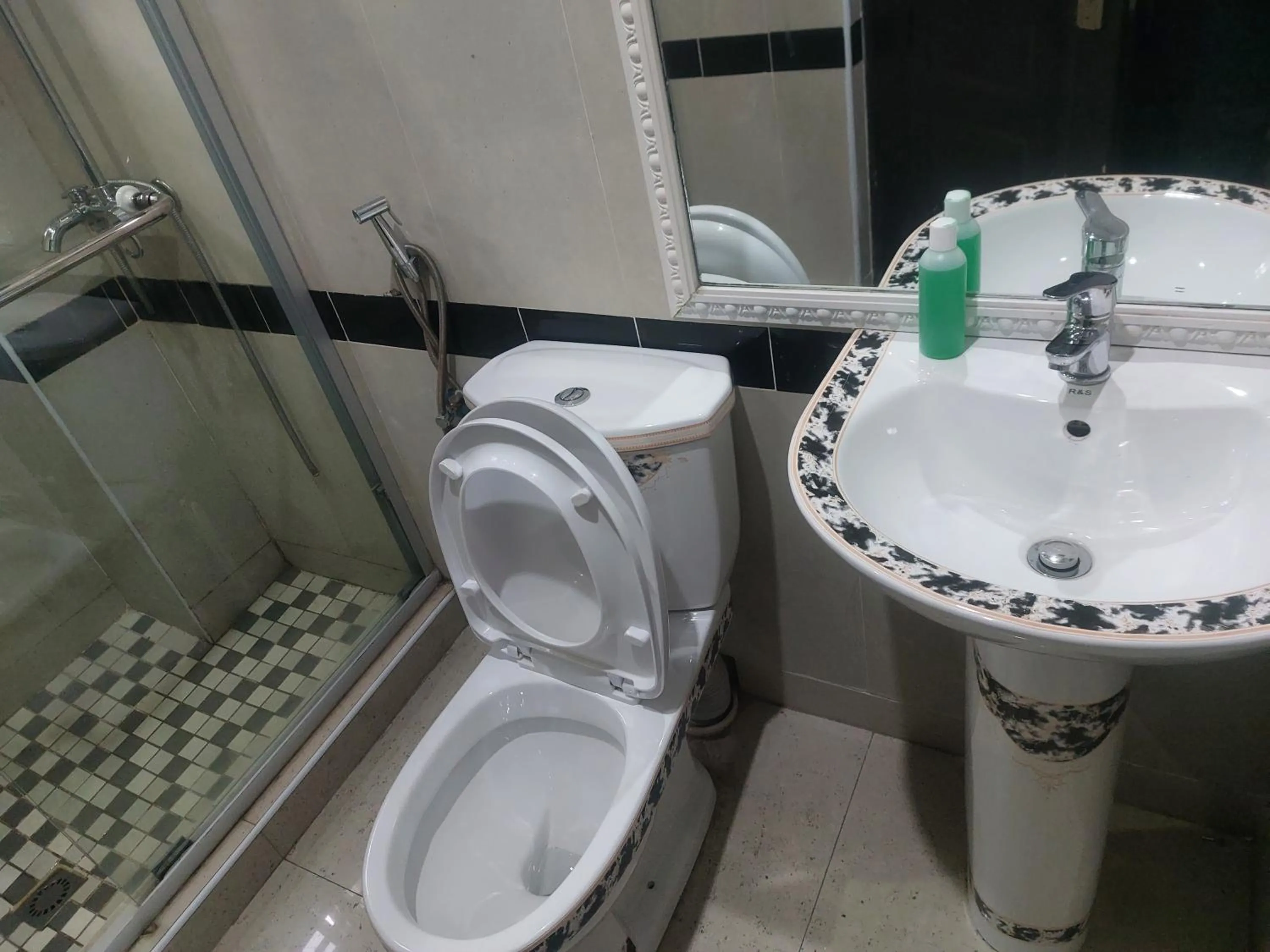 Shower in Gold Crown International Hotel Johannesburg