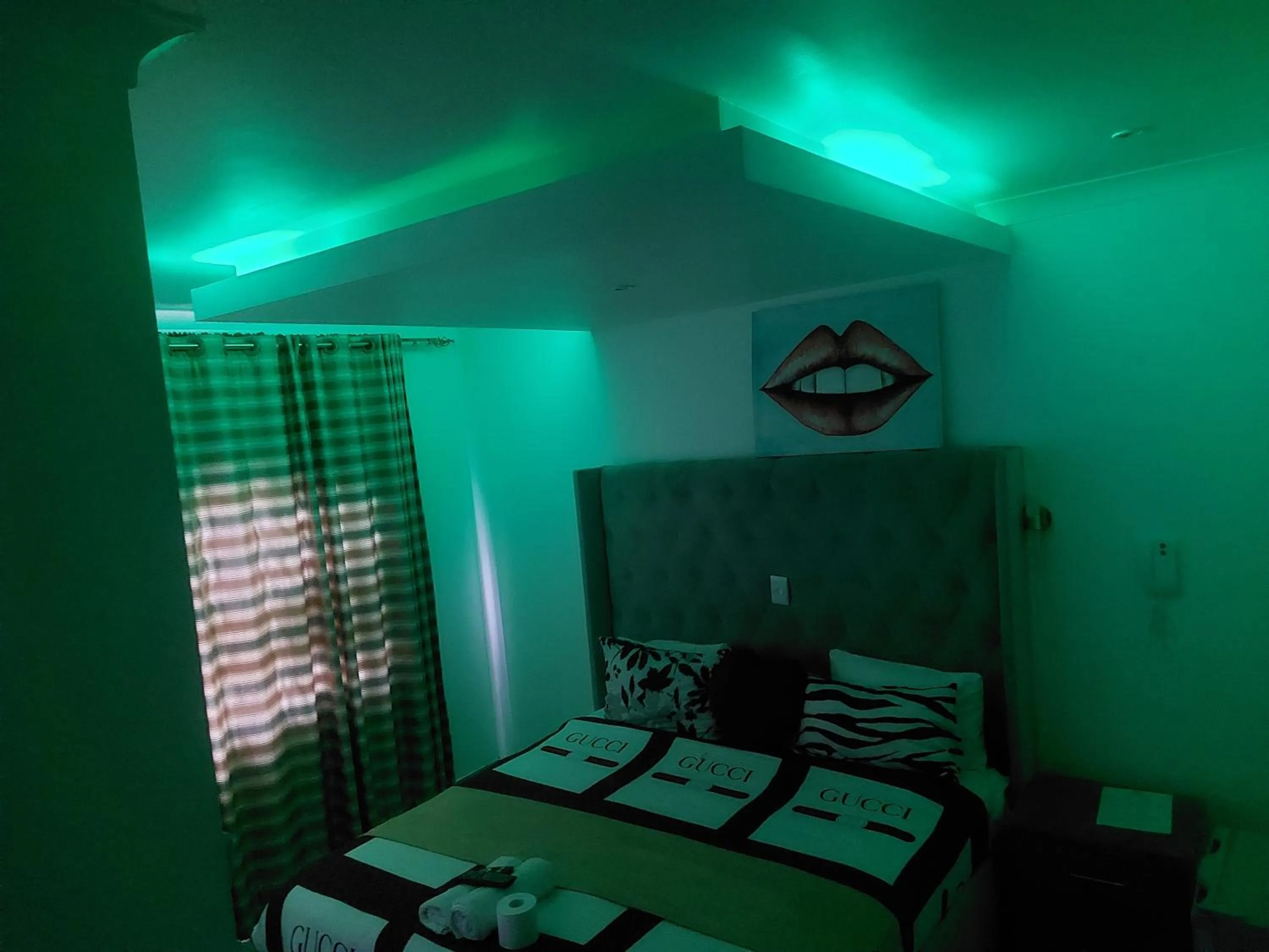 Bed in Gold Crown International Hotel Johannesburg