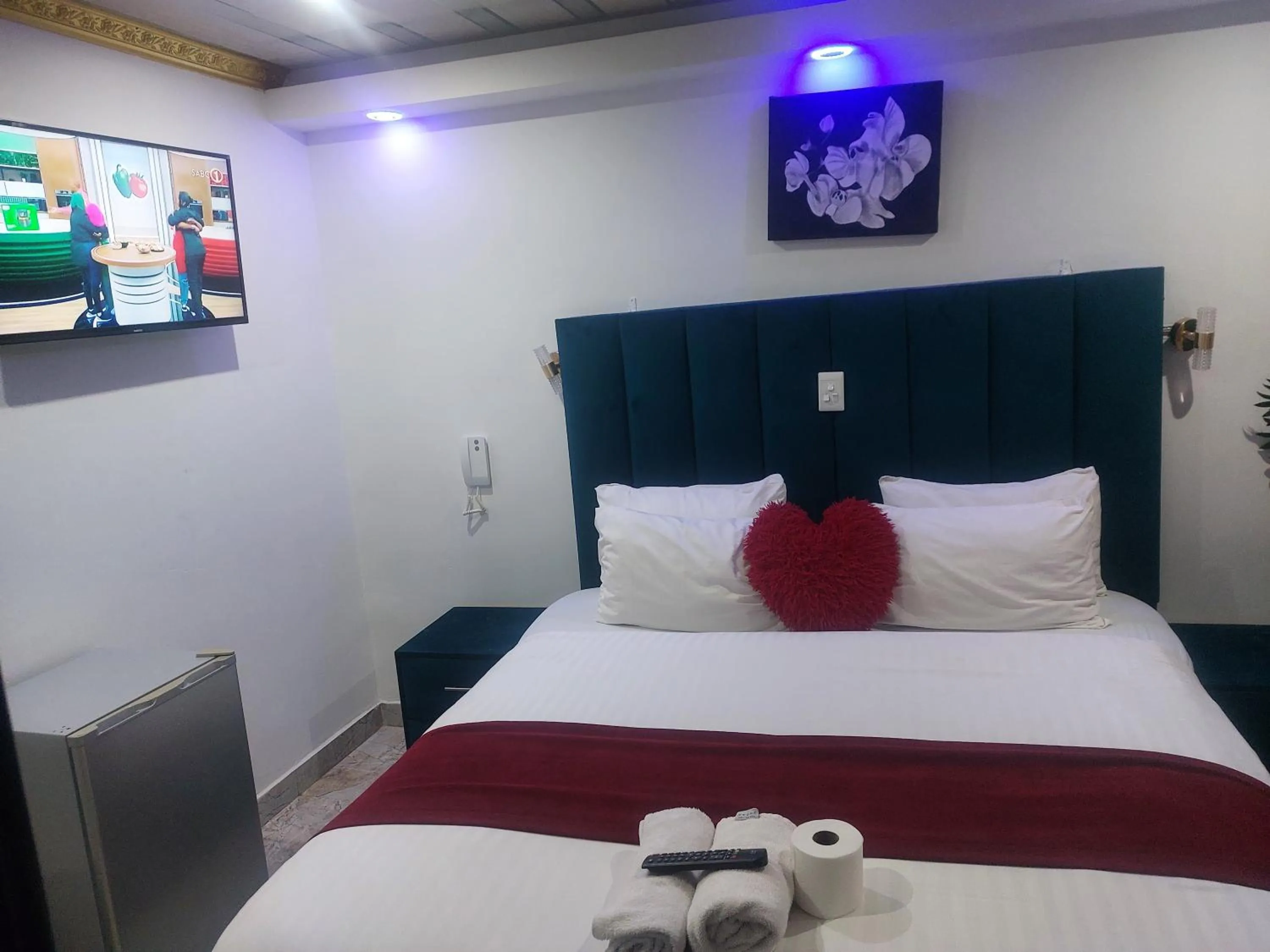 Bed in Gold Crown International Hotel Johannesburg