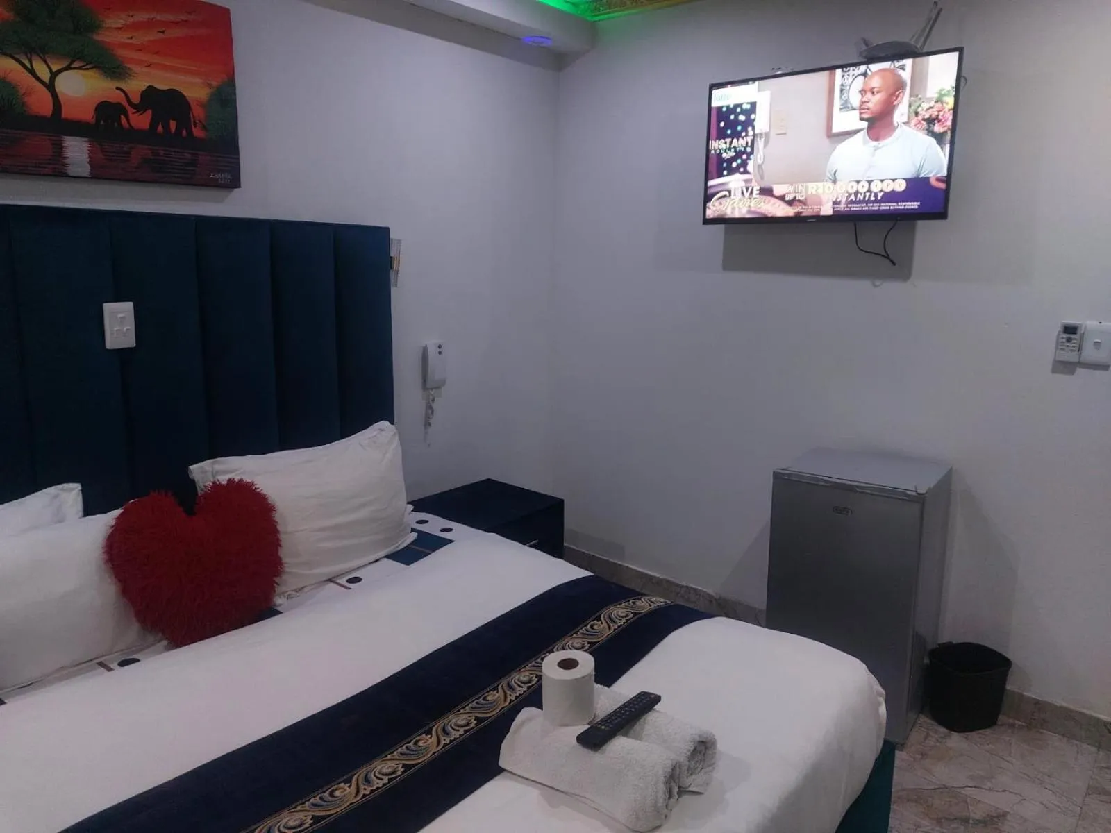 Bed in Gold Crown International Hotel Johannesburg