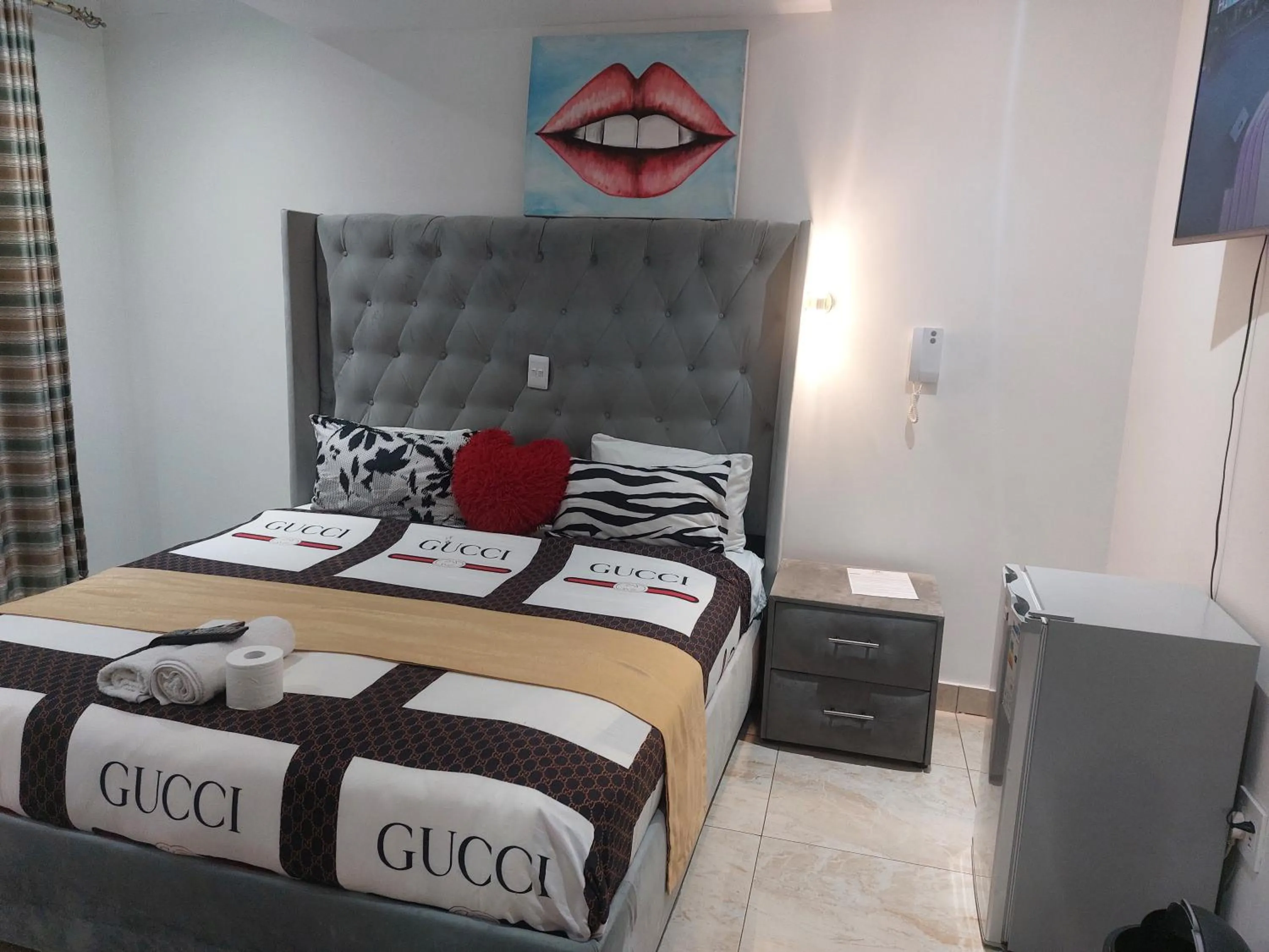 Bed in Gold Crown International Hotel Johannesburg