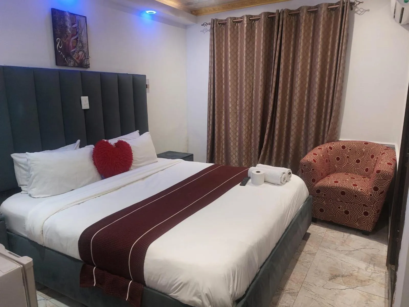 Bed in Gold Crown International Hotel Johannesburg