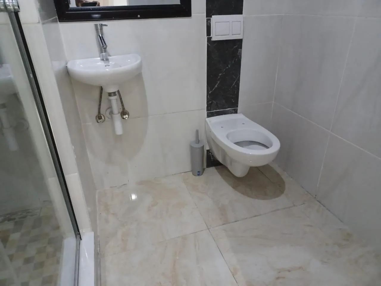 Shower in Gold Crown International Hotel Johannesburg