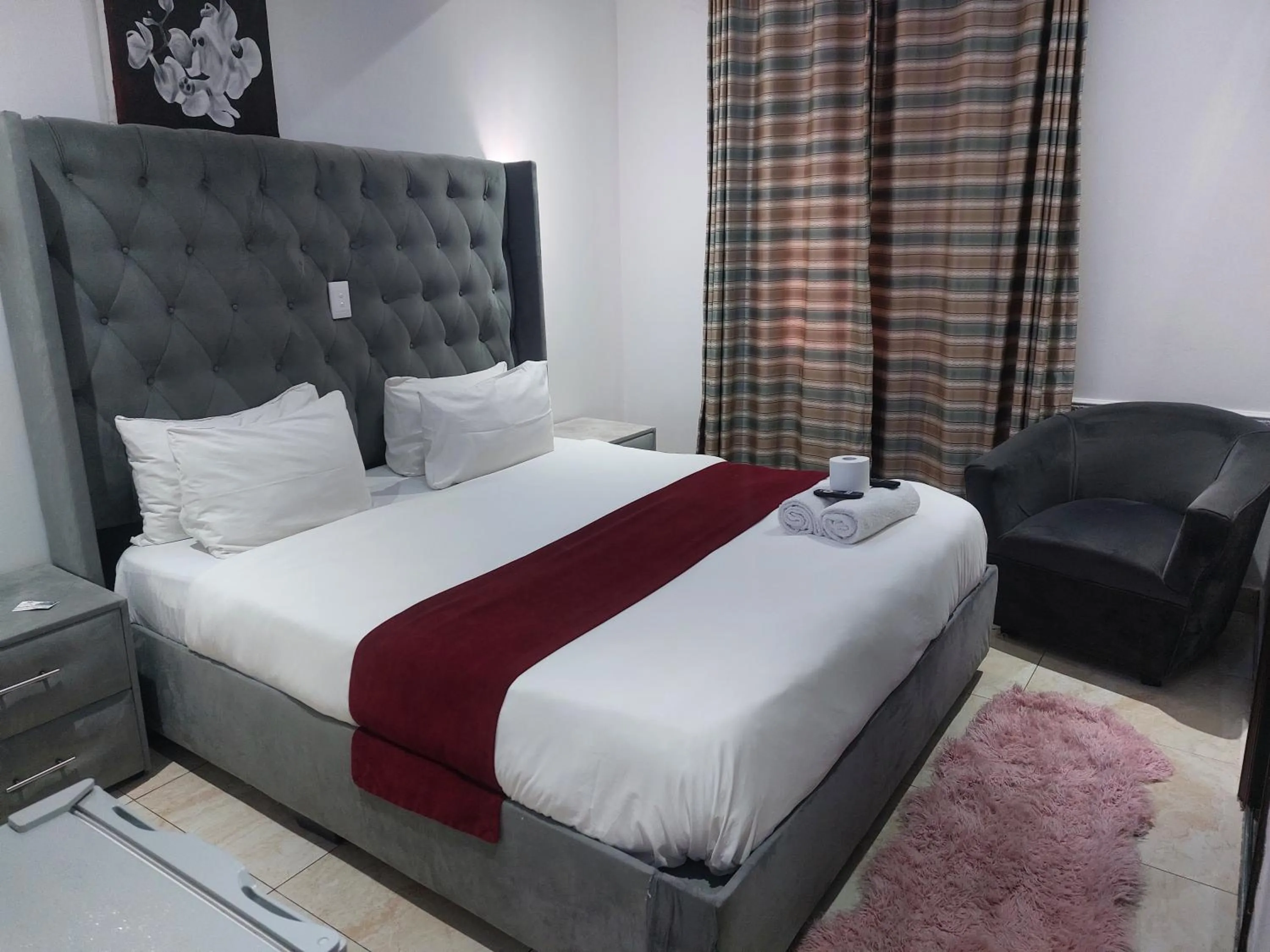 Seating area, Bed in Gold Crown International Hotel Johannesburg