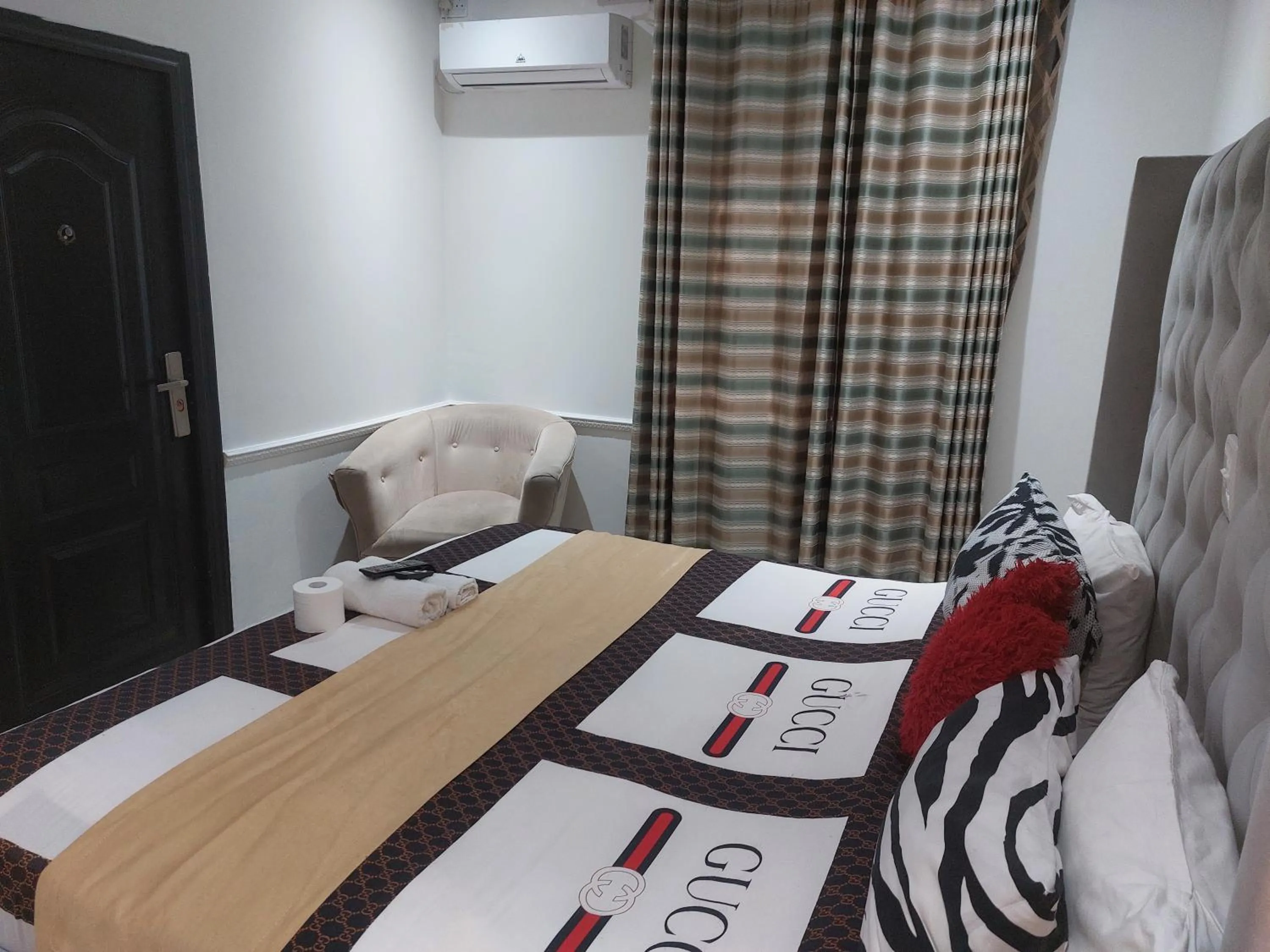 Bed in Gold Crown International Hotel Johannesburg