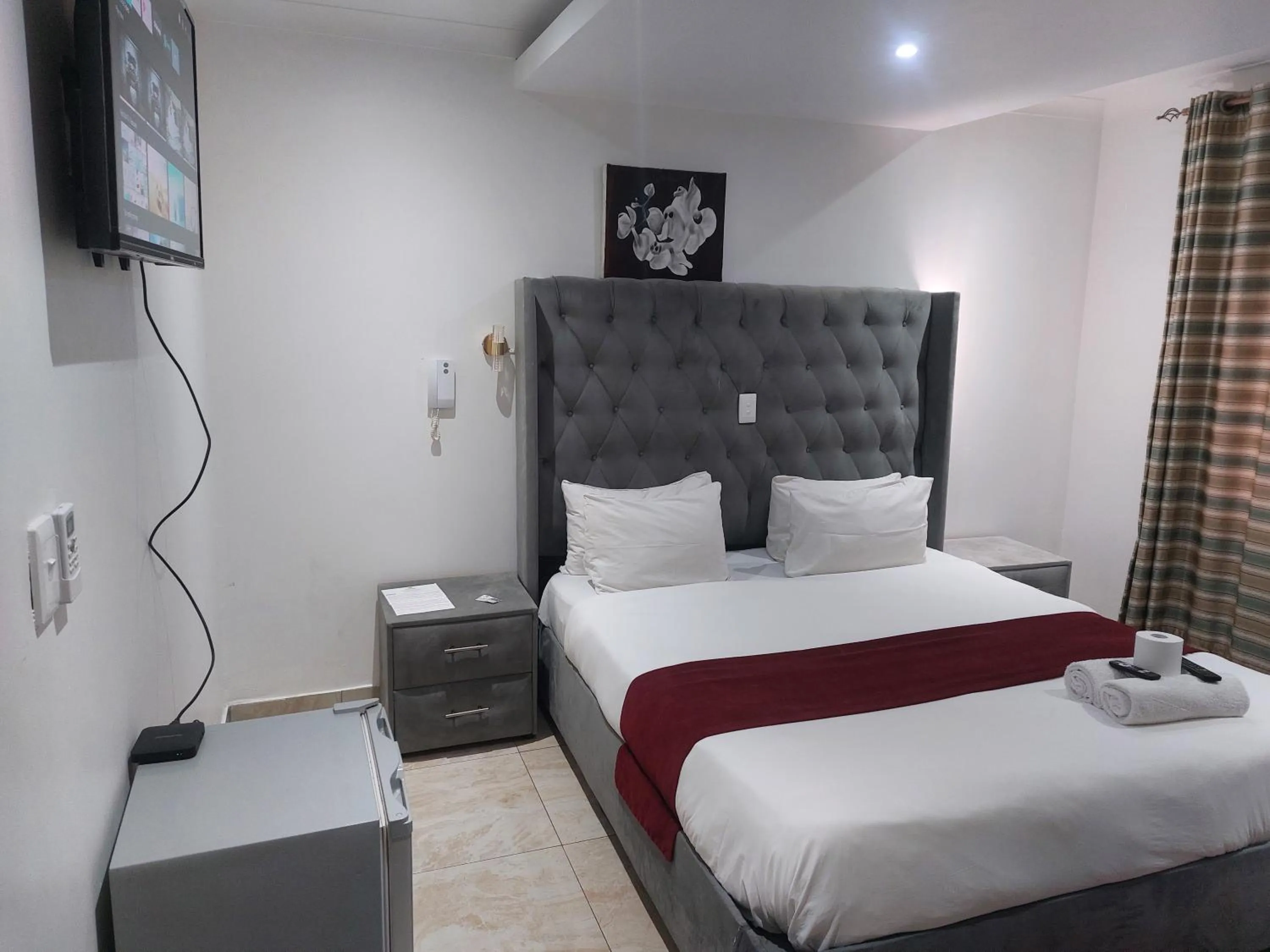 Bed in Gold Crown International Hotel Johannesburg