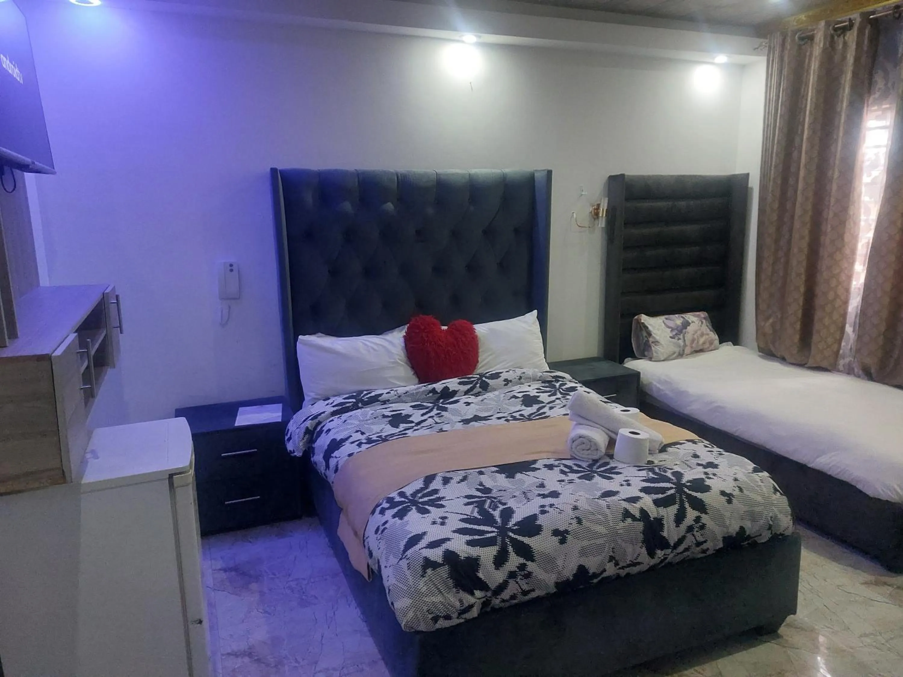 Bed in Gold Crown International Hotel Johannesburg