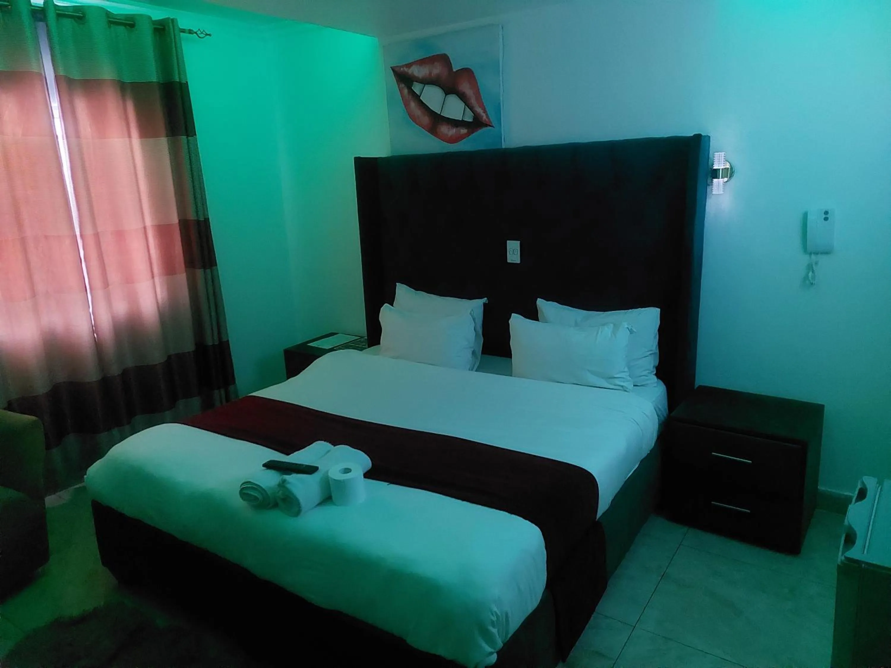 Bed in Gold Crown International Hotel Johannesburg