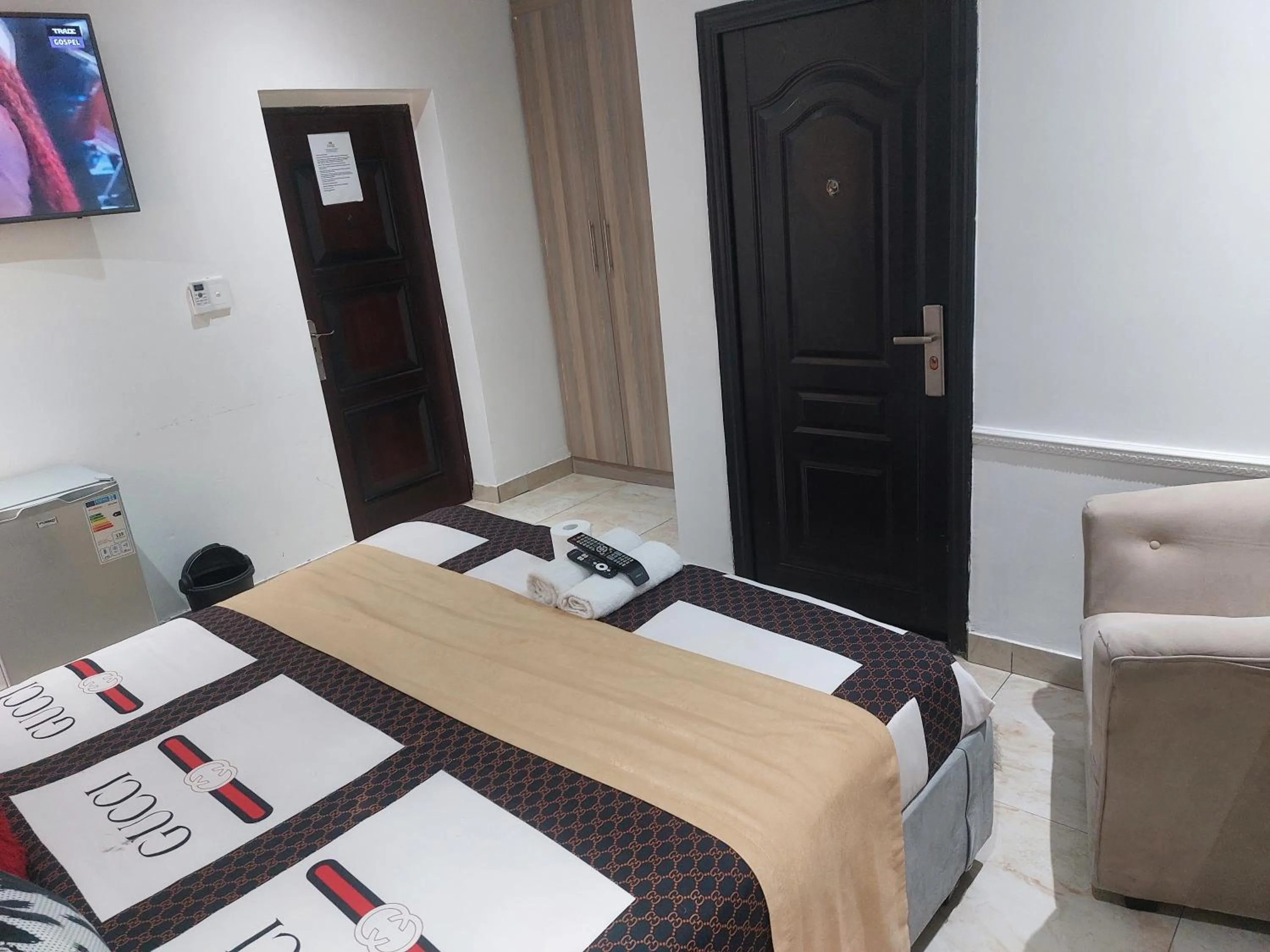 Living room, Bed in Gold Crown International Hotel Johannesburg