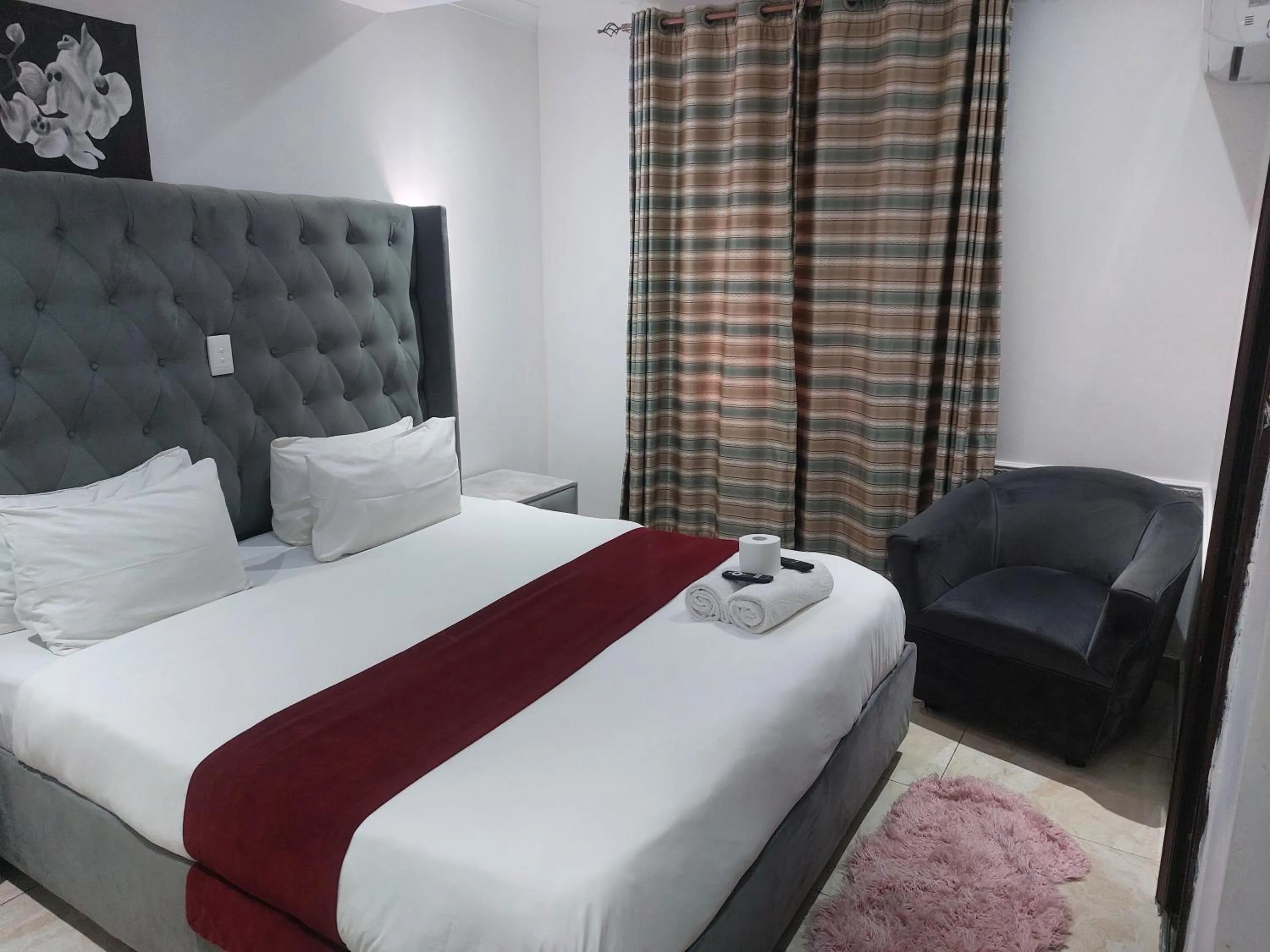 Seating area, Bed in Gold Crown International Hotel Johannesburg