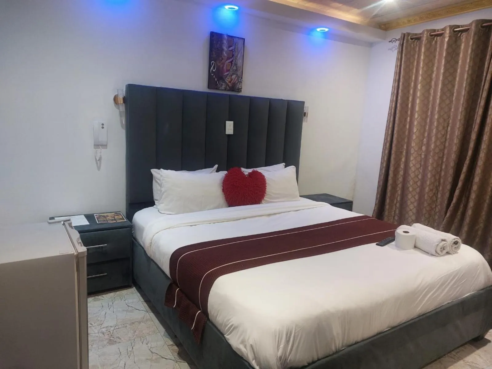 Bed in Gold Crown International Hotel Johannesburg