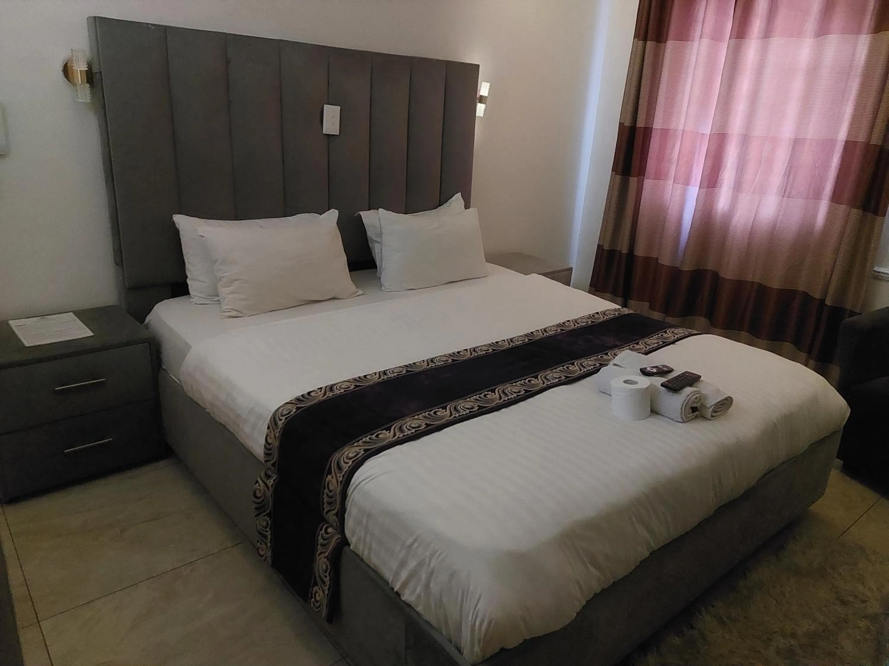 Bed in Gold Crown International Hotel Johannesburg