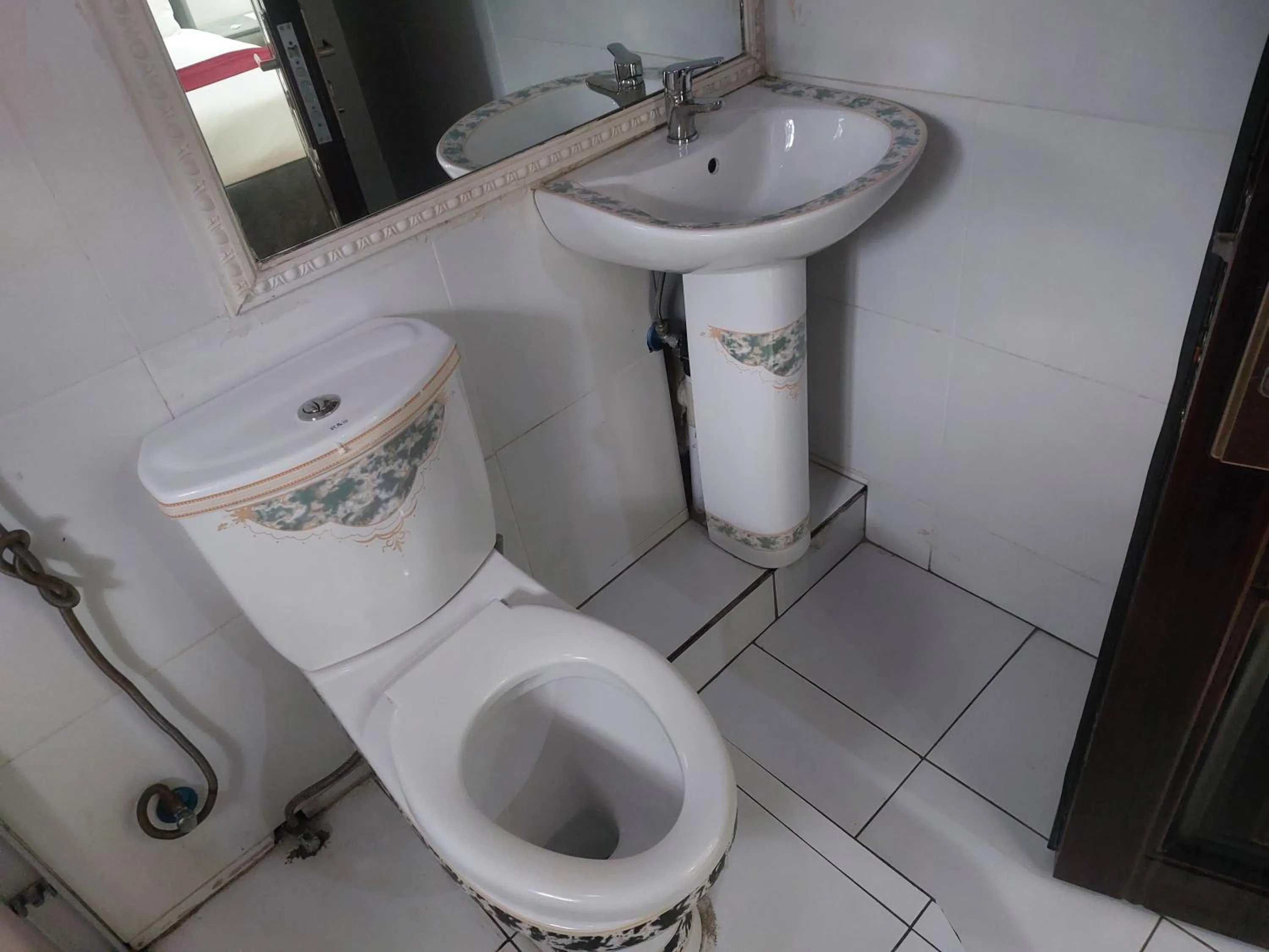 Toilet in Gold Crown International Hotel Johannesburg