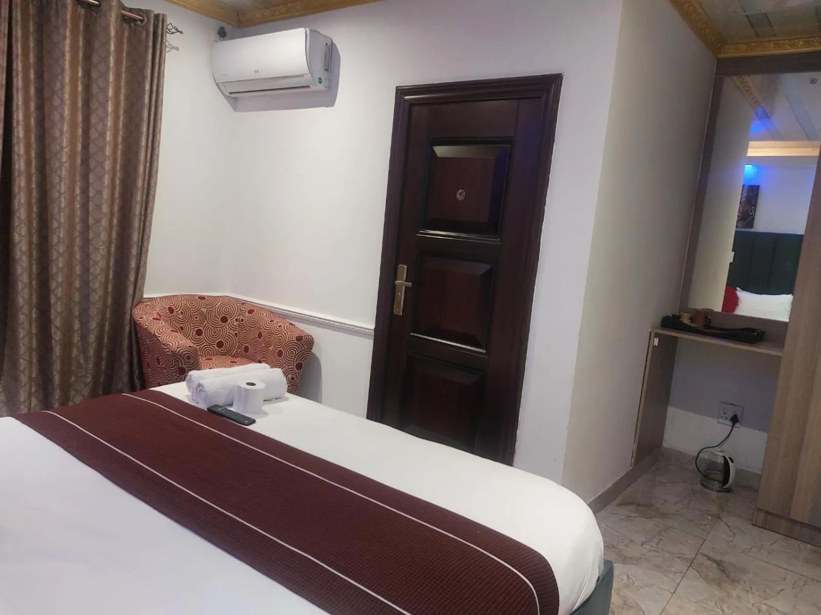 Bed in Gold Crown International Hotel Johannesburg