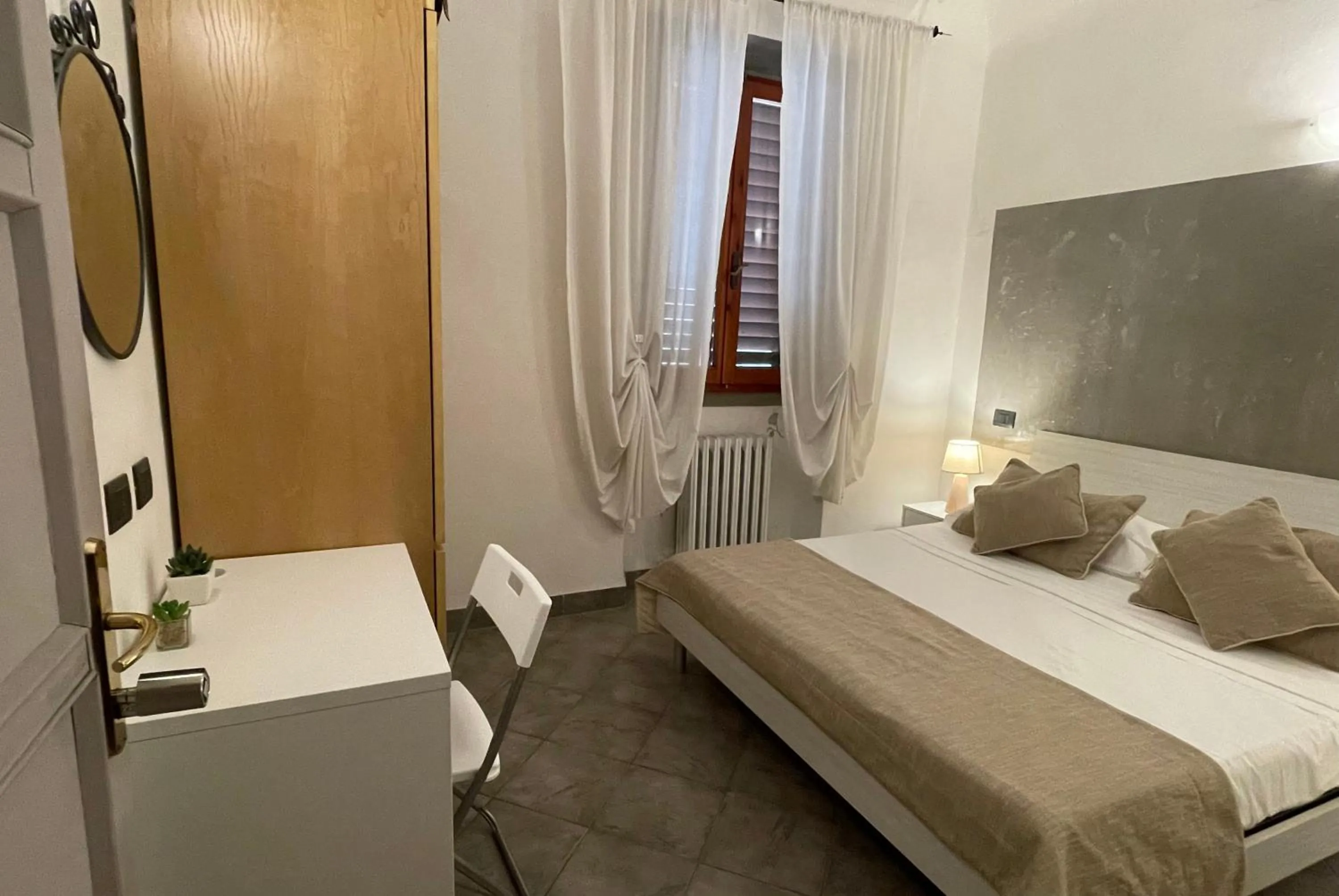 Bedroom, Bed in Homelink Firenze - The Key