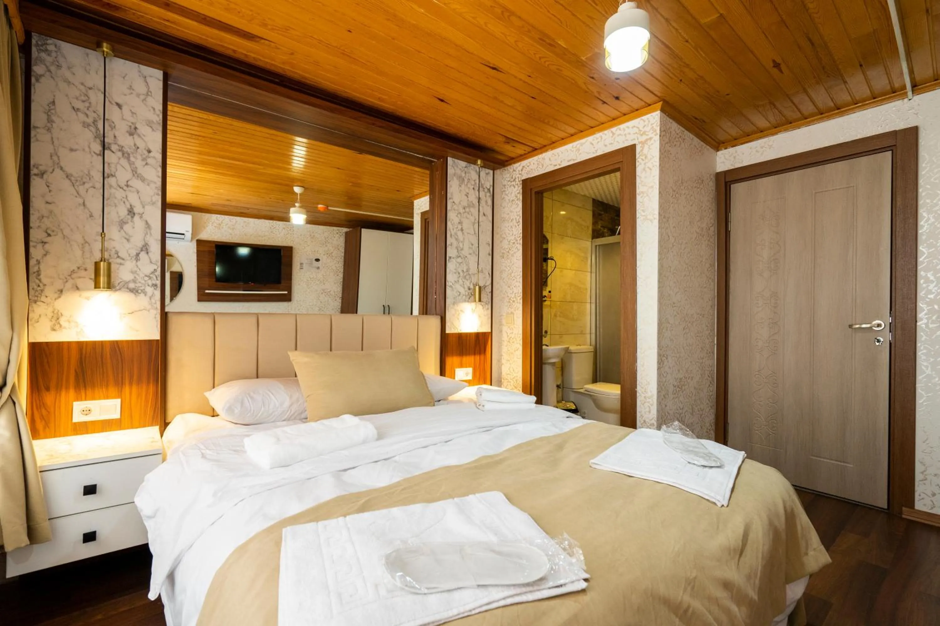 Toilet, Bed in Candy Hotel