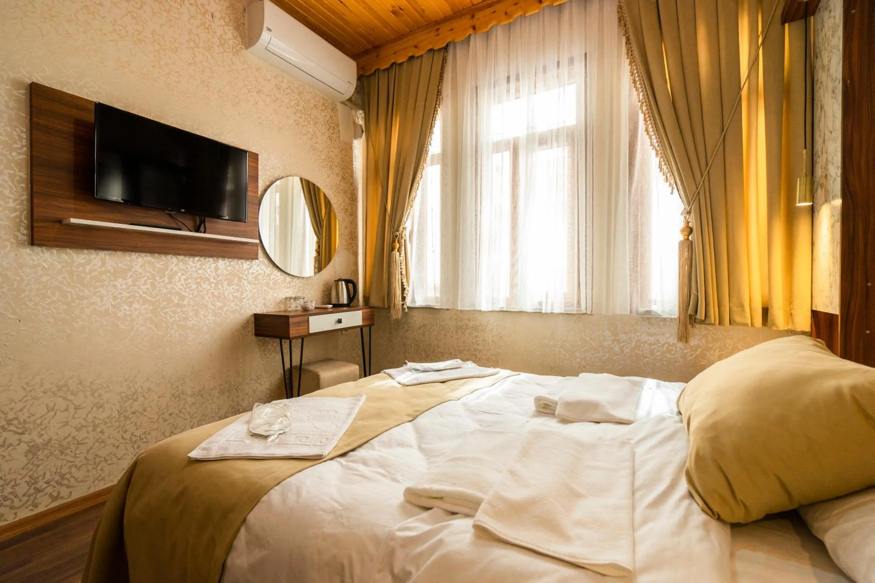 Communal lounge/ TV room, Bed in Candy Hotel