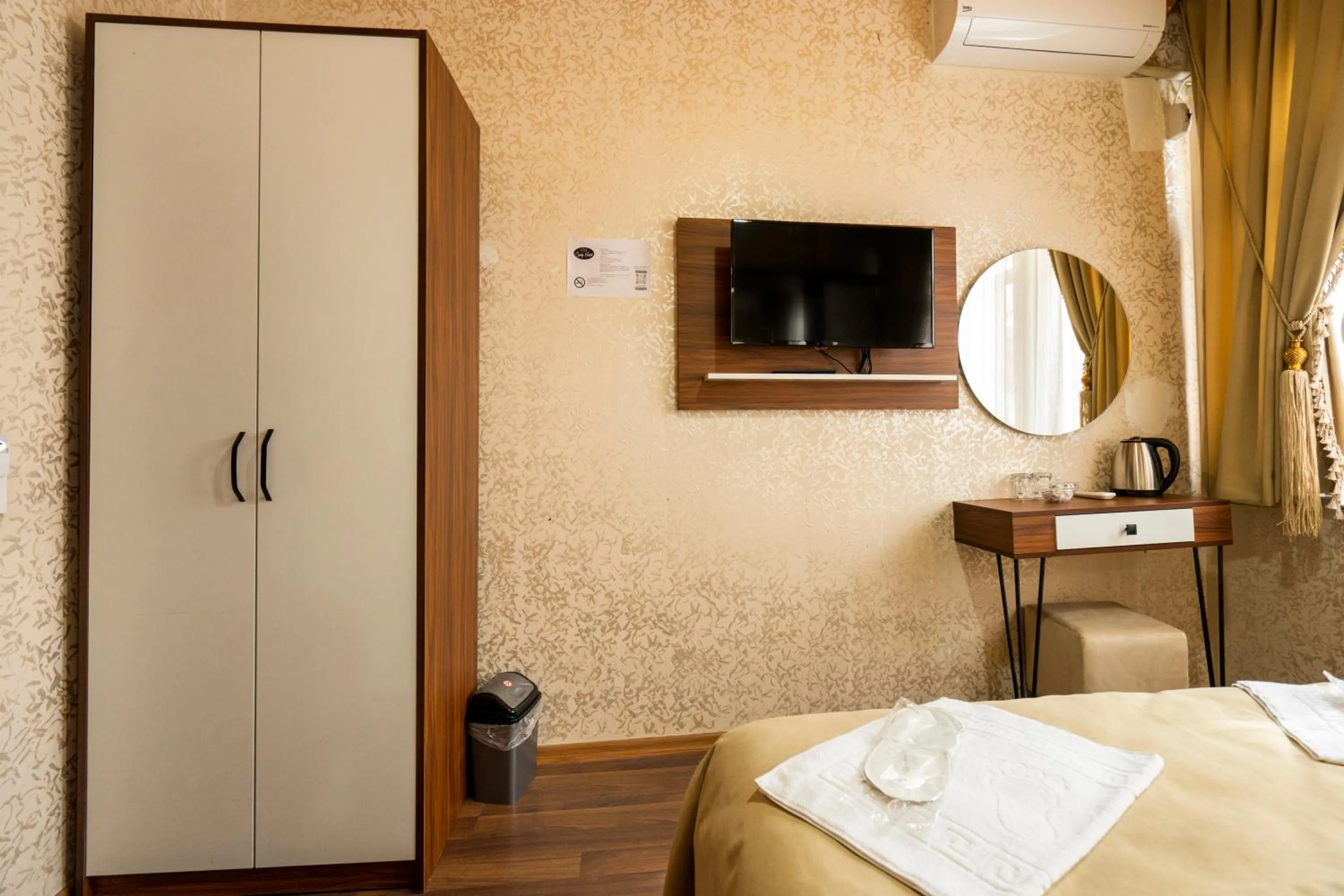 Communal lounge/ TV room, Bed in Candy Hotel