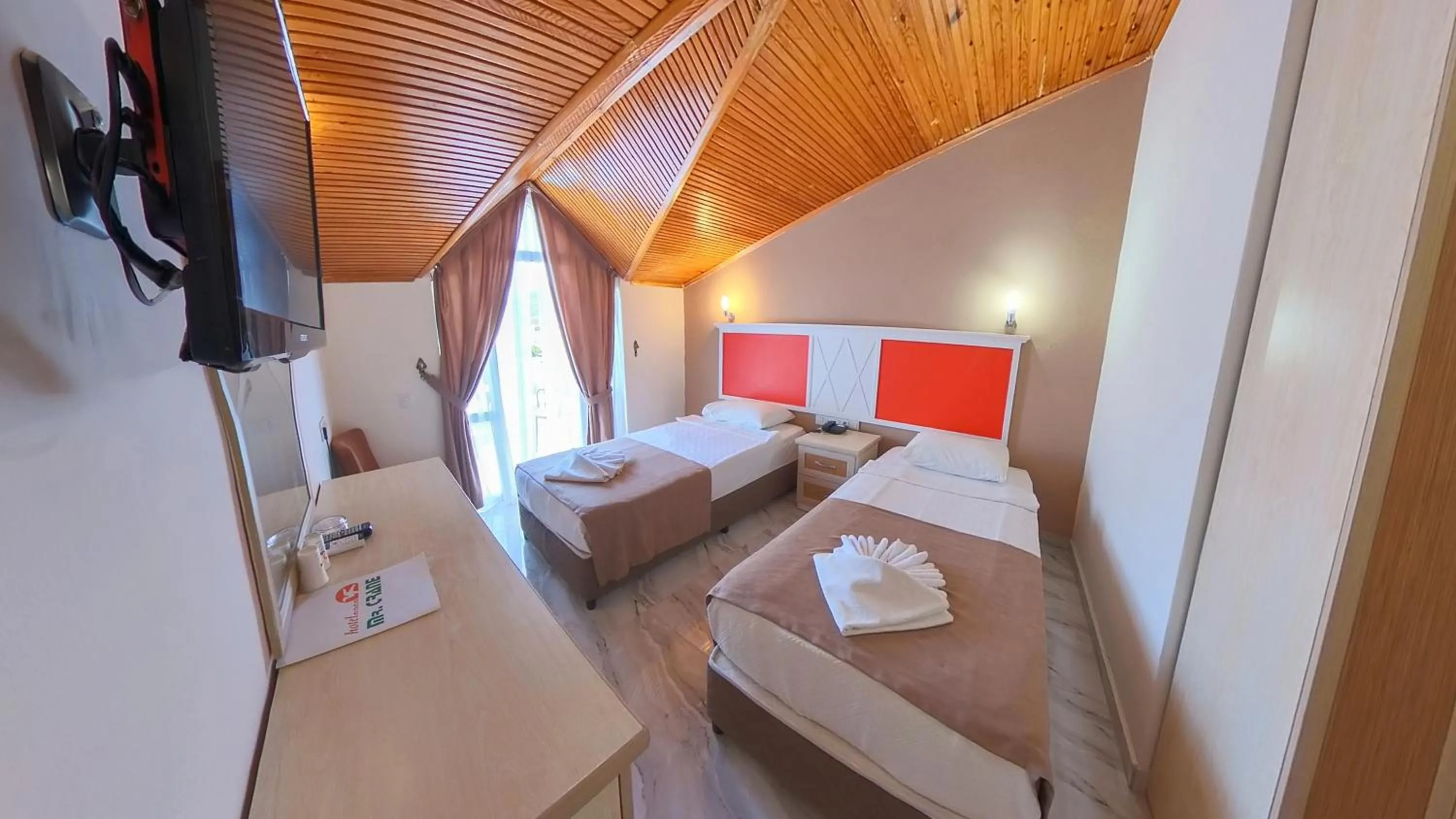 Photo of the whole room, Bed in Mr Crane Hotel