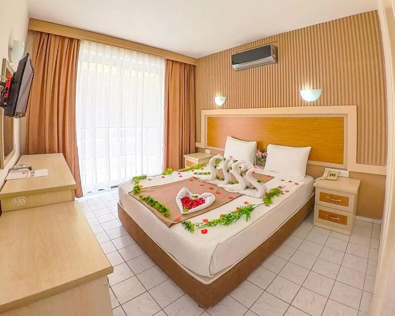 Photo of the whole room, Bed in Mr Crane Hotel