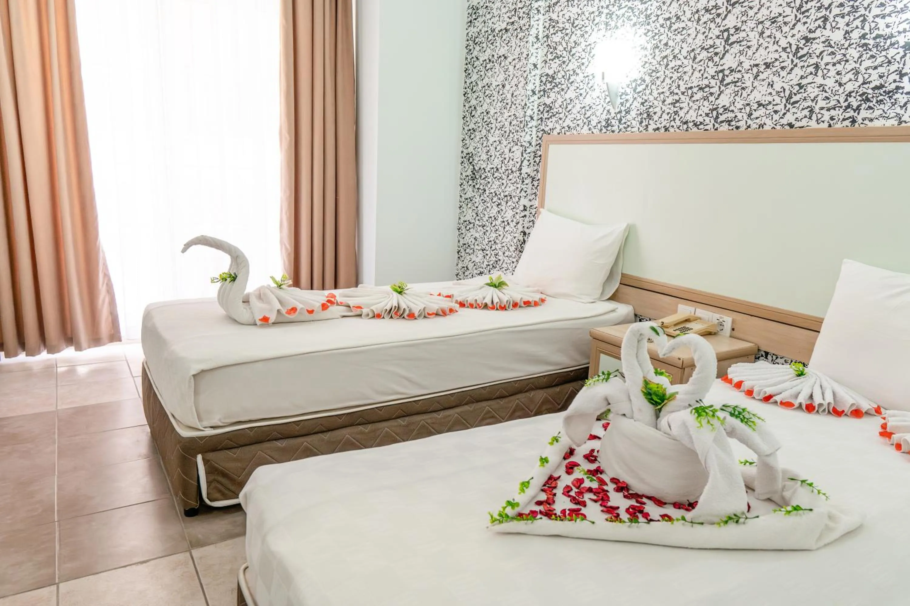 Photo of the whole room, Bed in Mr Crane Hotel