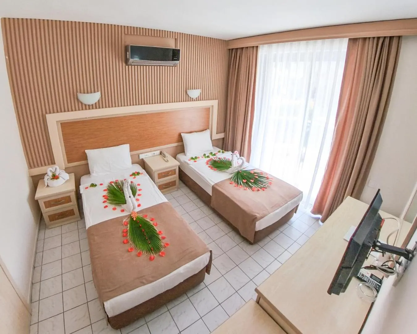 Photo of the whole room, Bed in Mr Crane Hotel