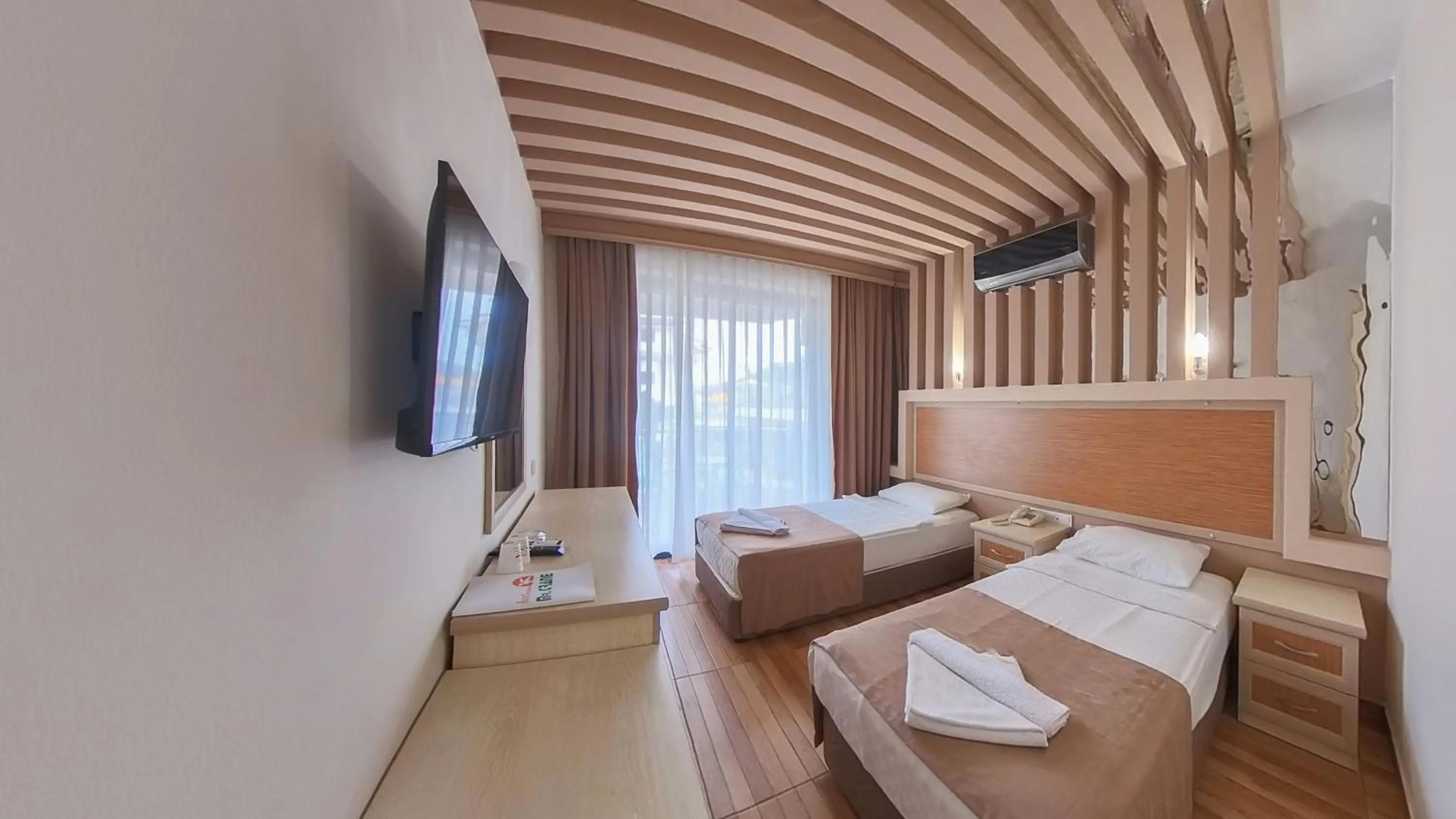 Photo of the whole room, Bed in Mr Crane Hotel