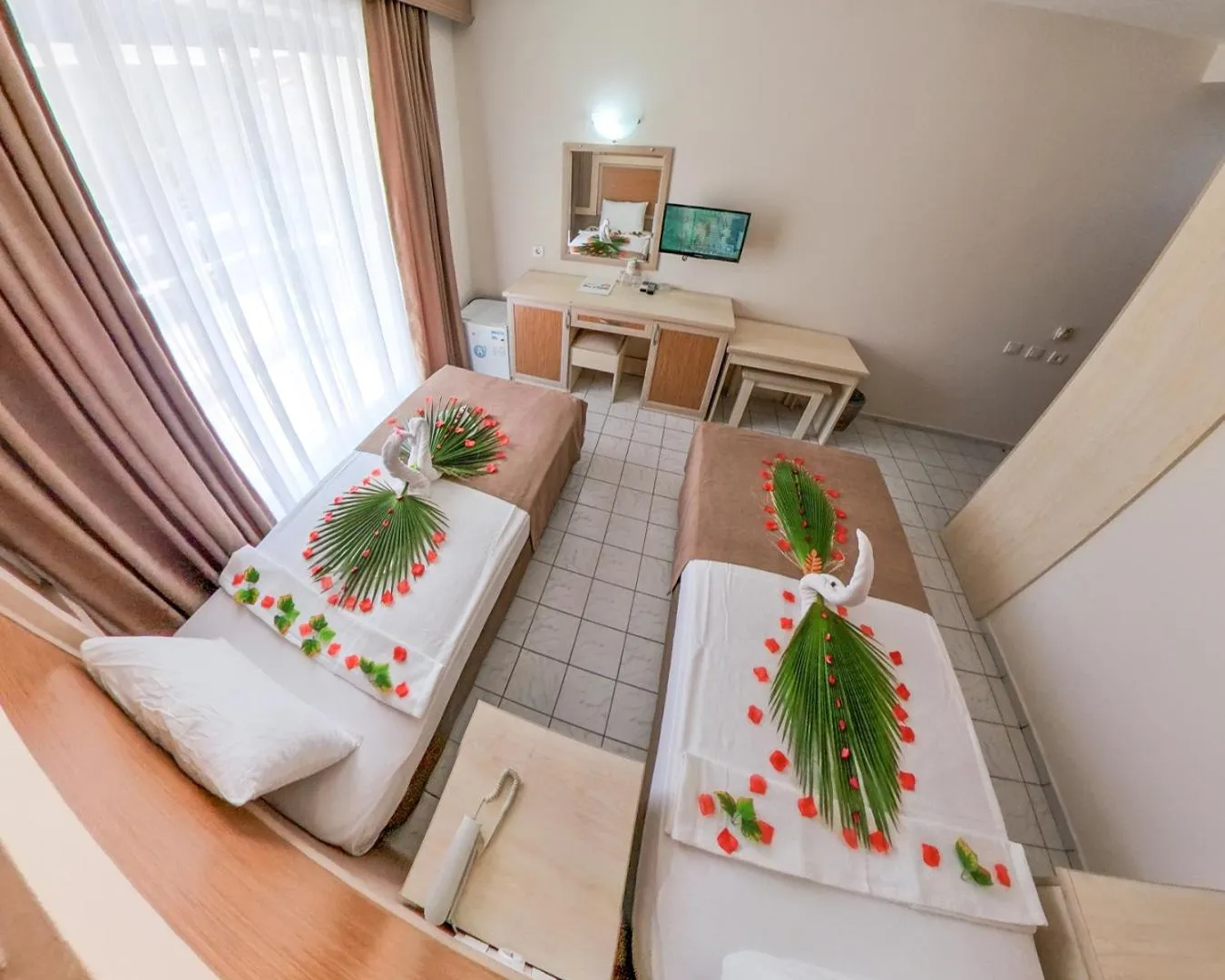 Photo of the whole room, Bed in Mr Crane Hotel