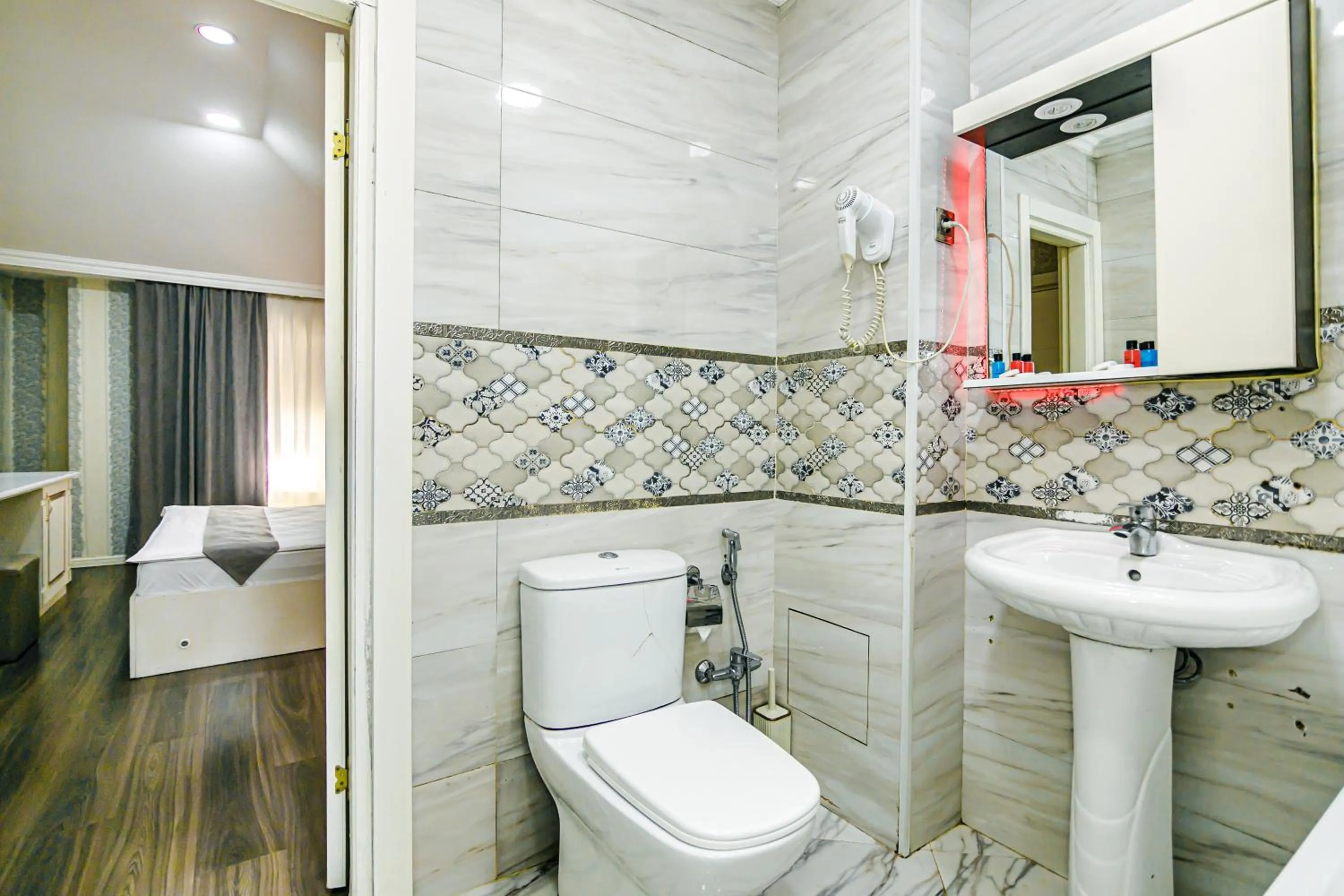 Shower in Maris Hotel Baku