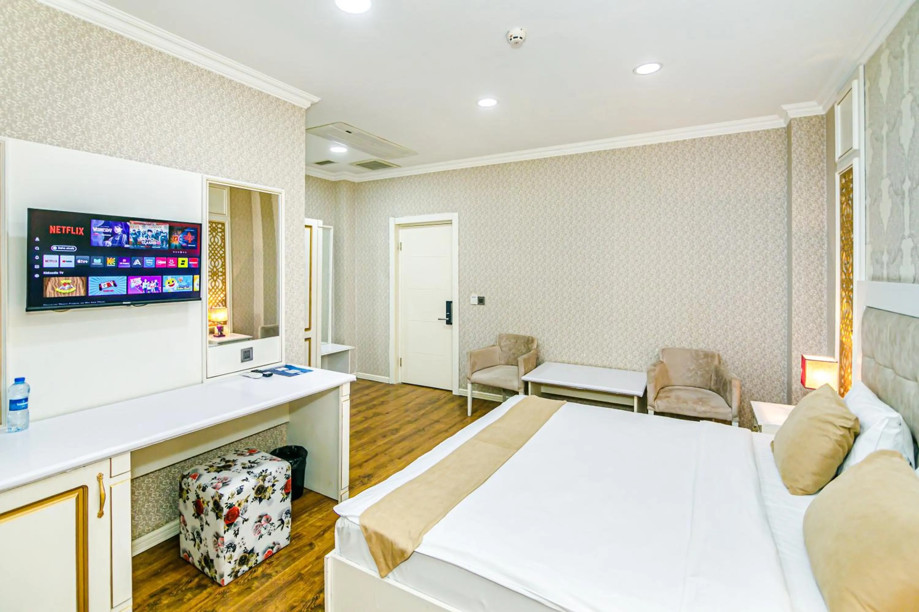 Bedroom, Bed in Maris Hotel Baku