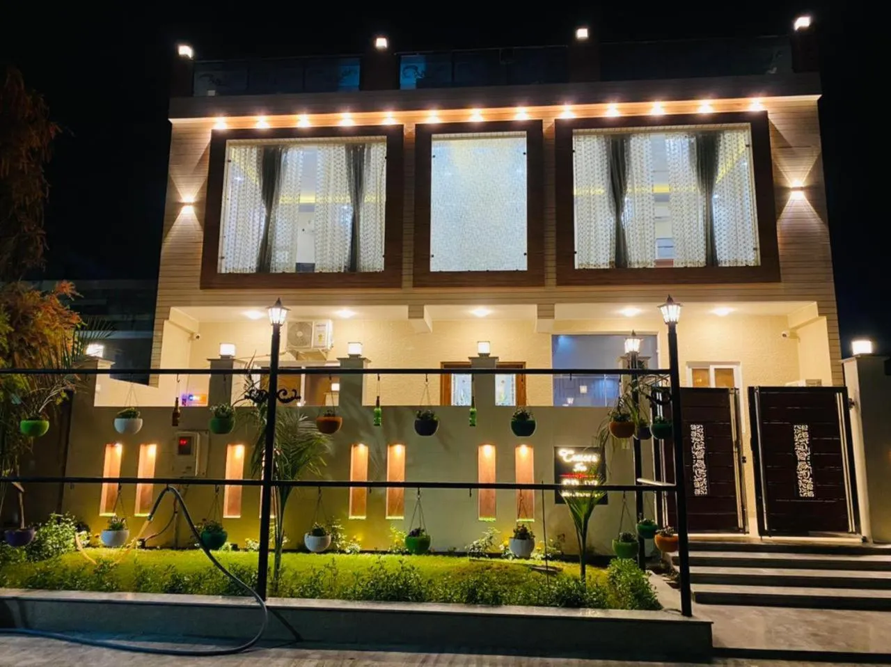 Property building in Crescent Inn