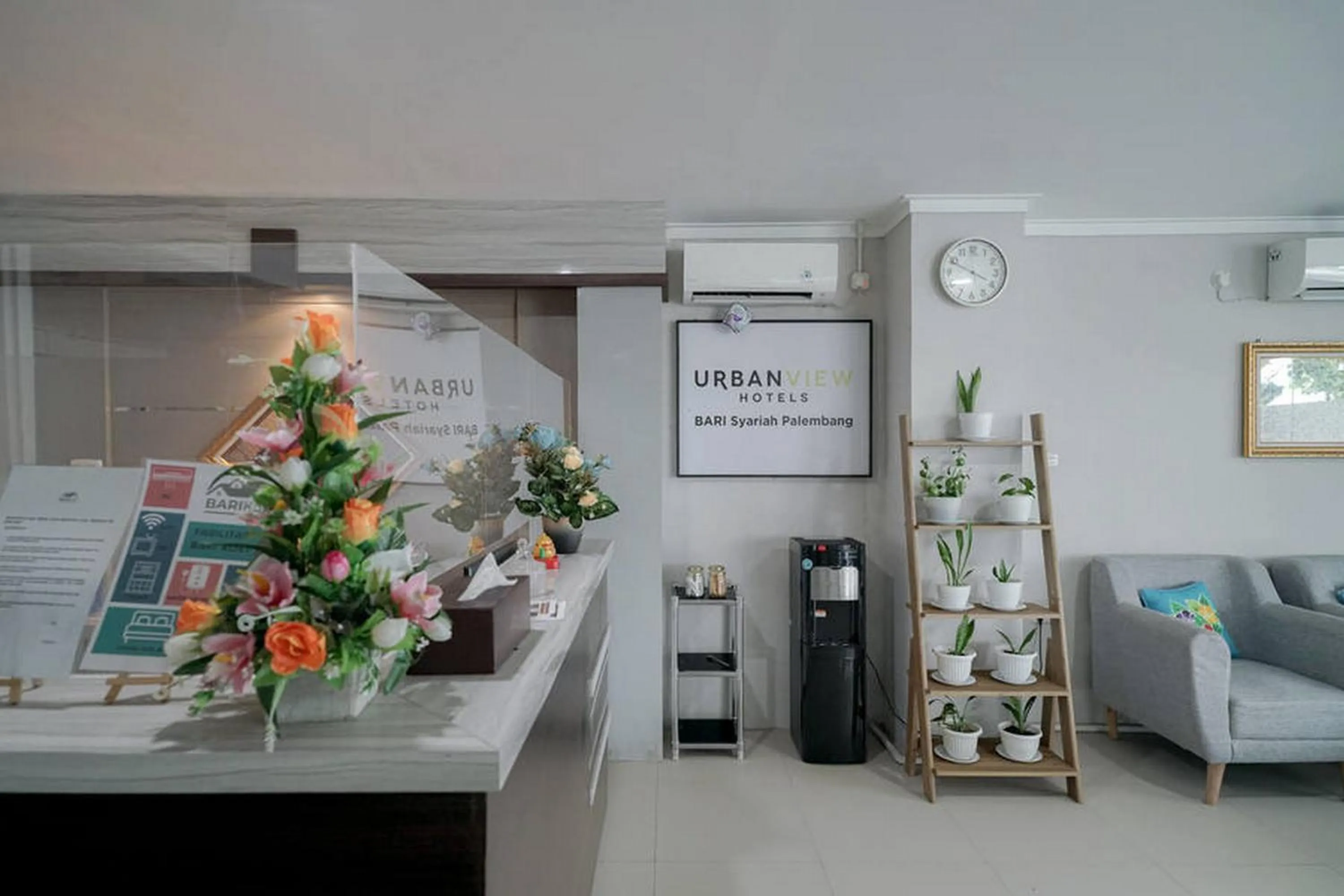 Seating area in Urbanview Hotel Bari Syariah Palembang By RedDoorz