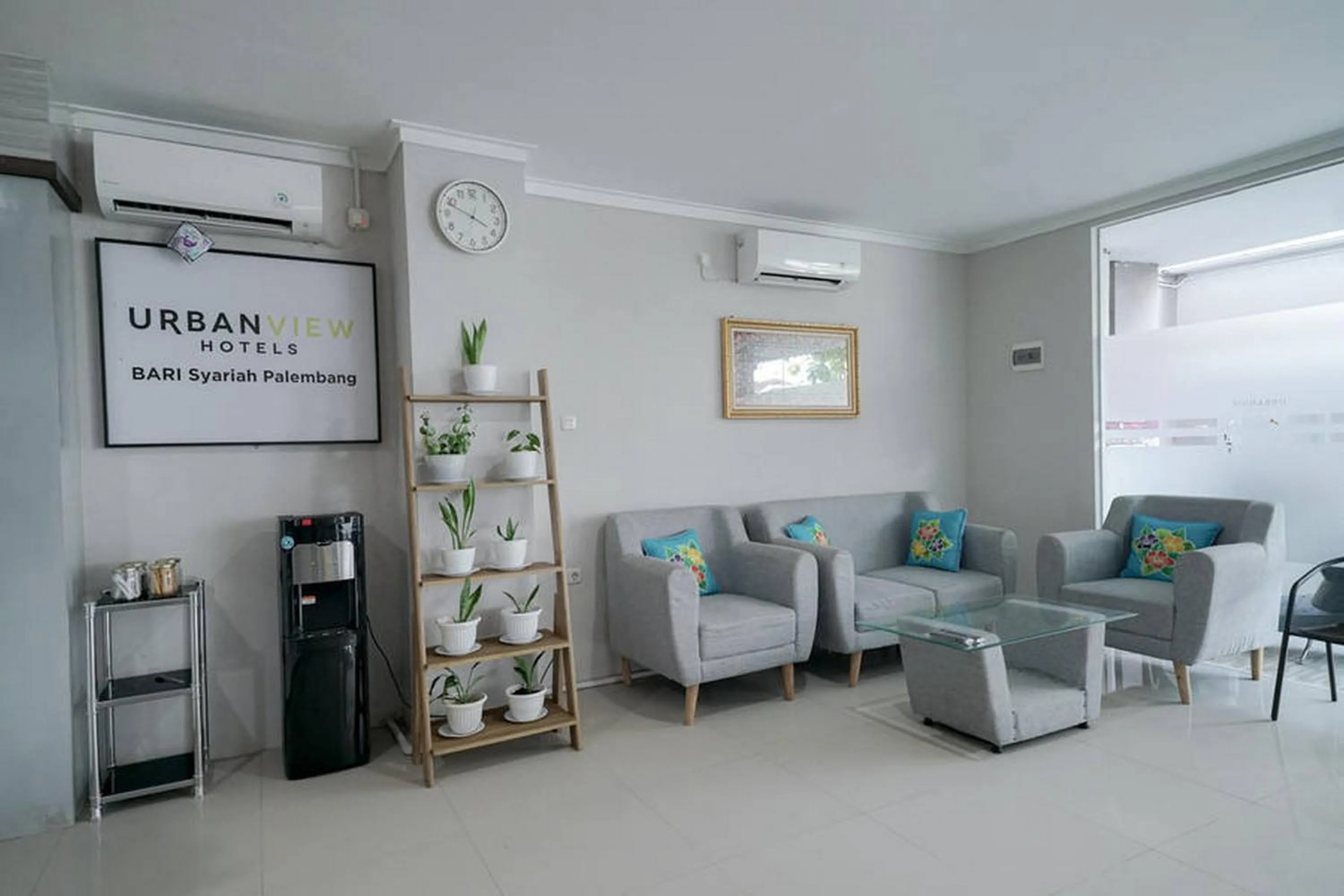 Seating area in Urbanview Hotel Bari Syariah Palembang By RedDoorz