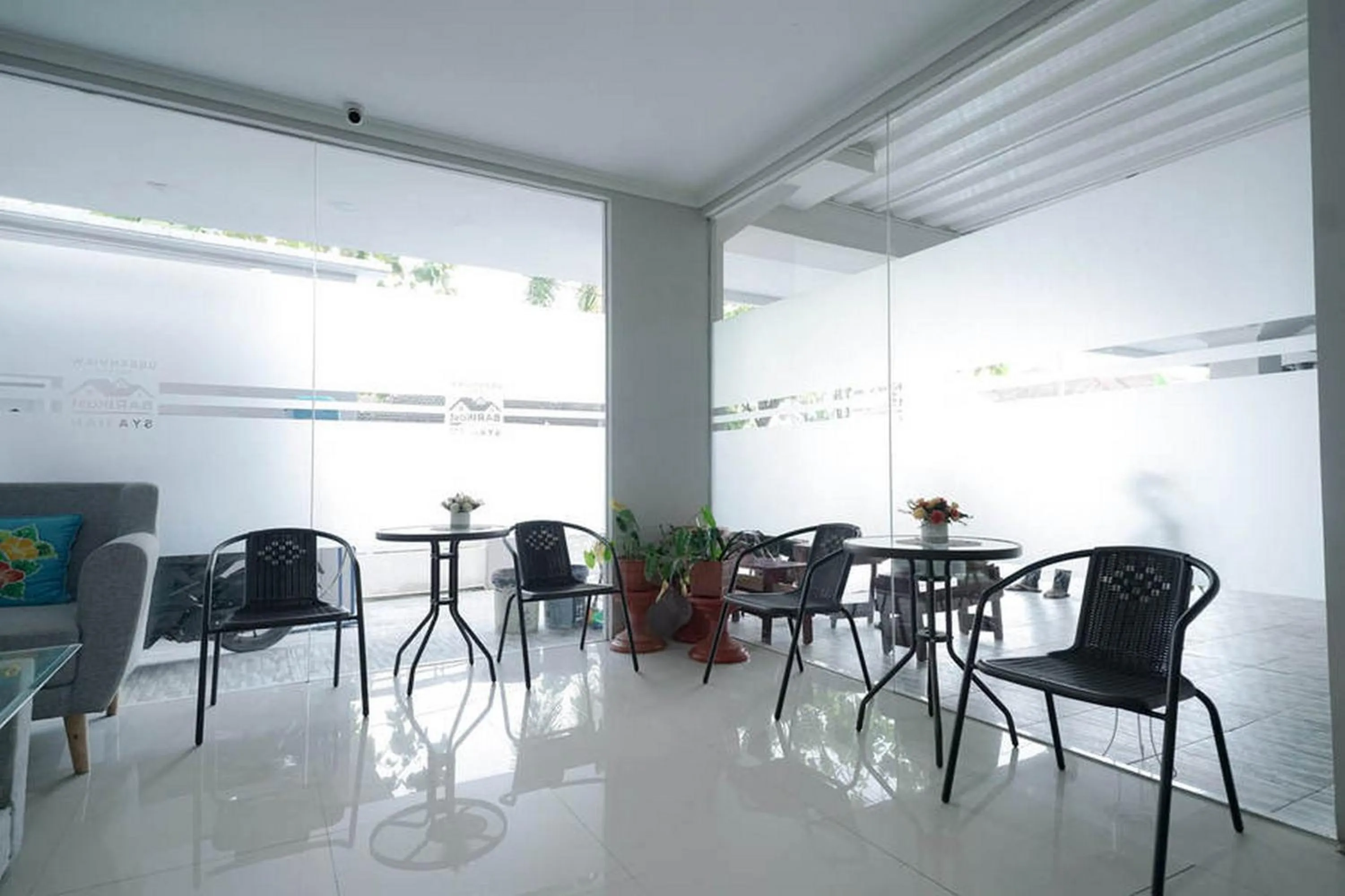 Seating area in Urbanview Hotel Bari Syariah Palembang By RedDoorz