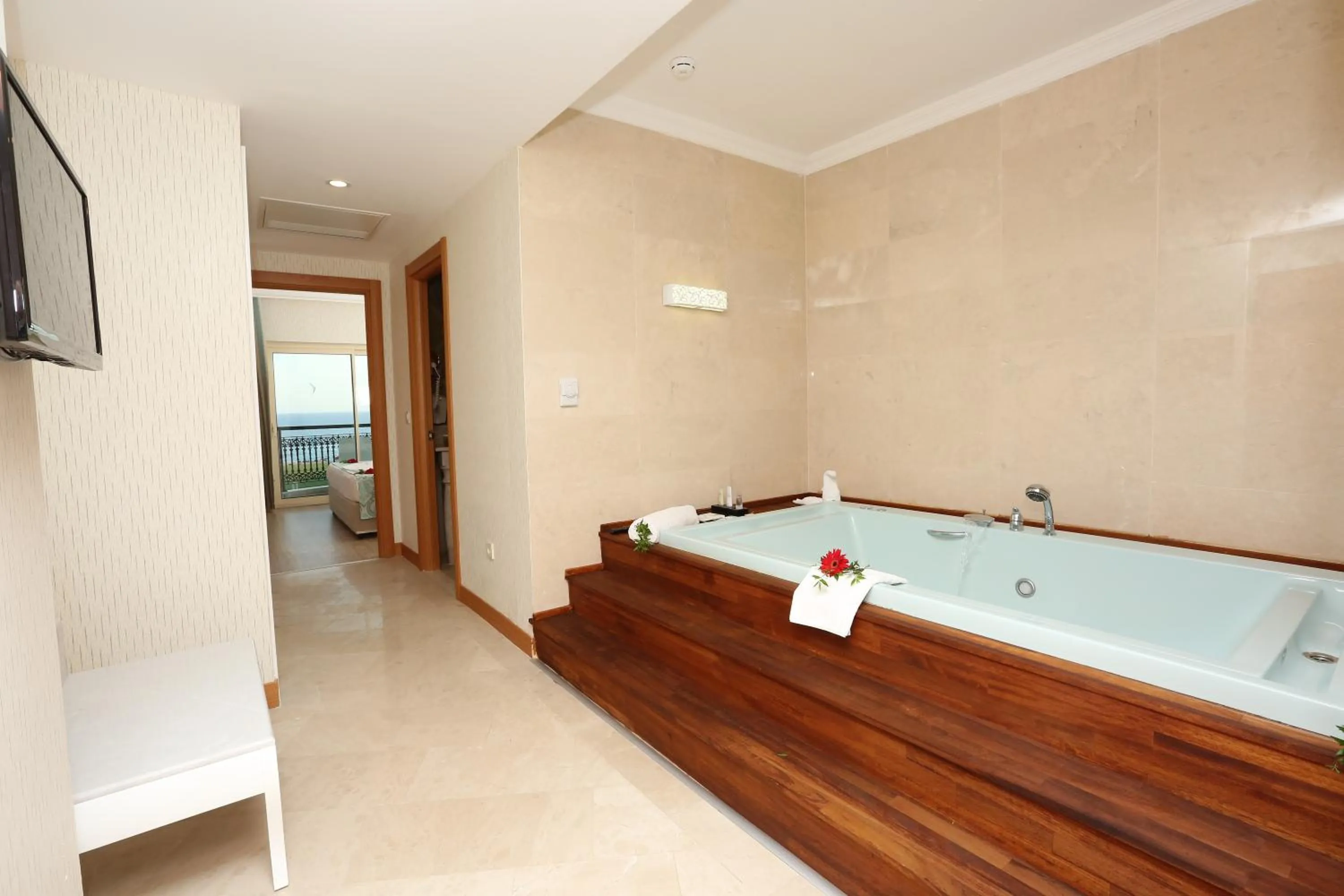 Bath in Asteria Bloom Side