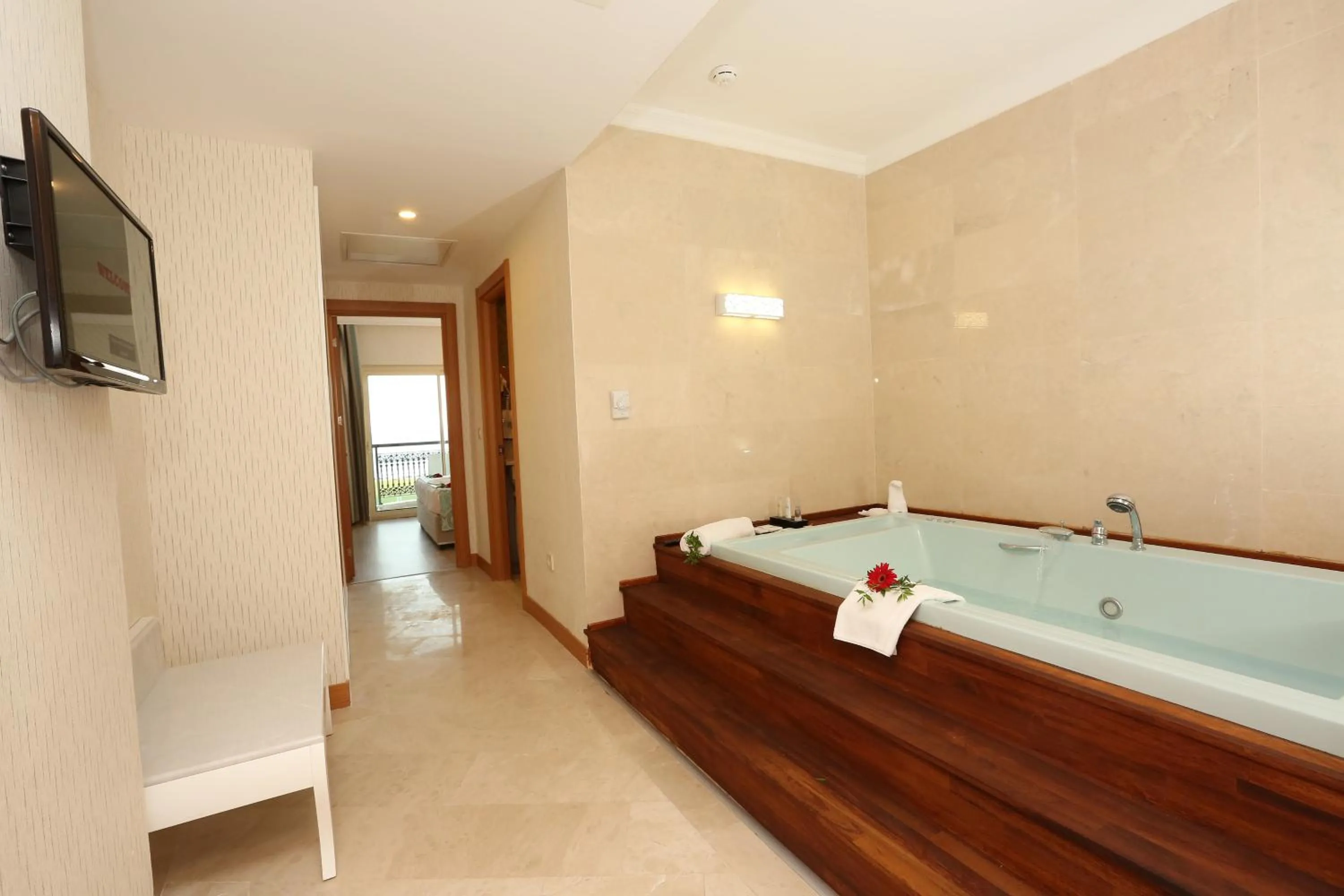 Photo of the whole room in Asteria Bloom Side